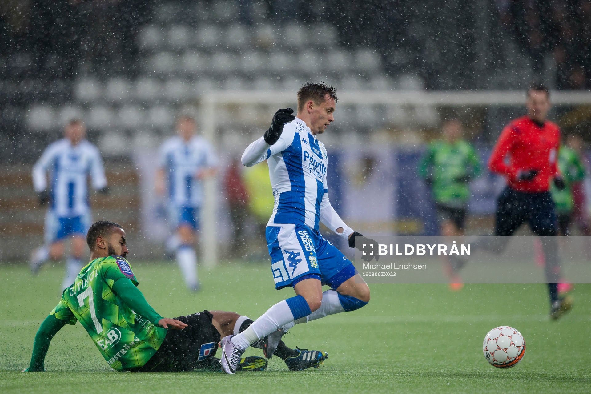 Halmstads Junes Barny glidtacklar IFK Göteborgs Jakob