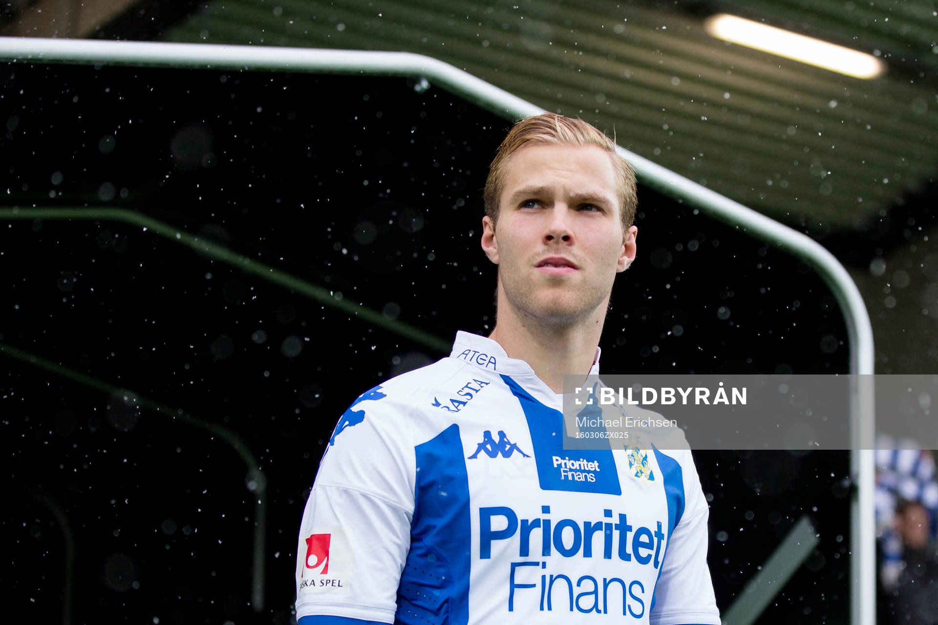 IFK Göteborgs Gustav Engvall på väg in till planen innan