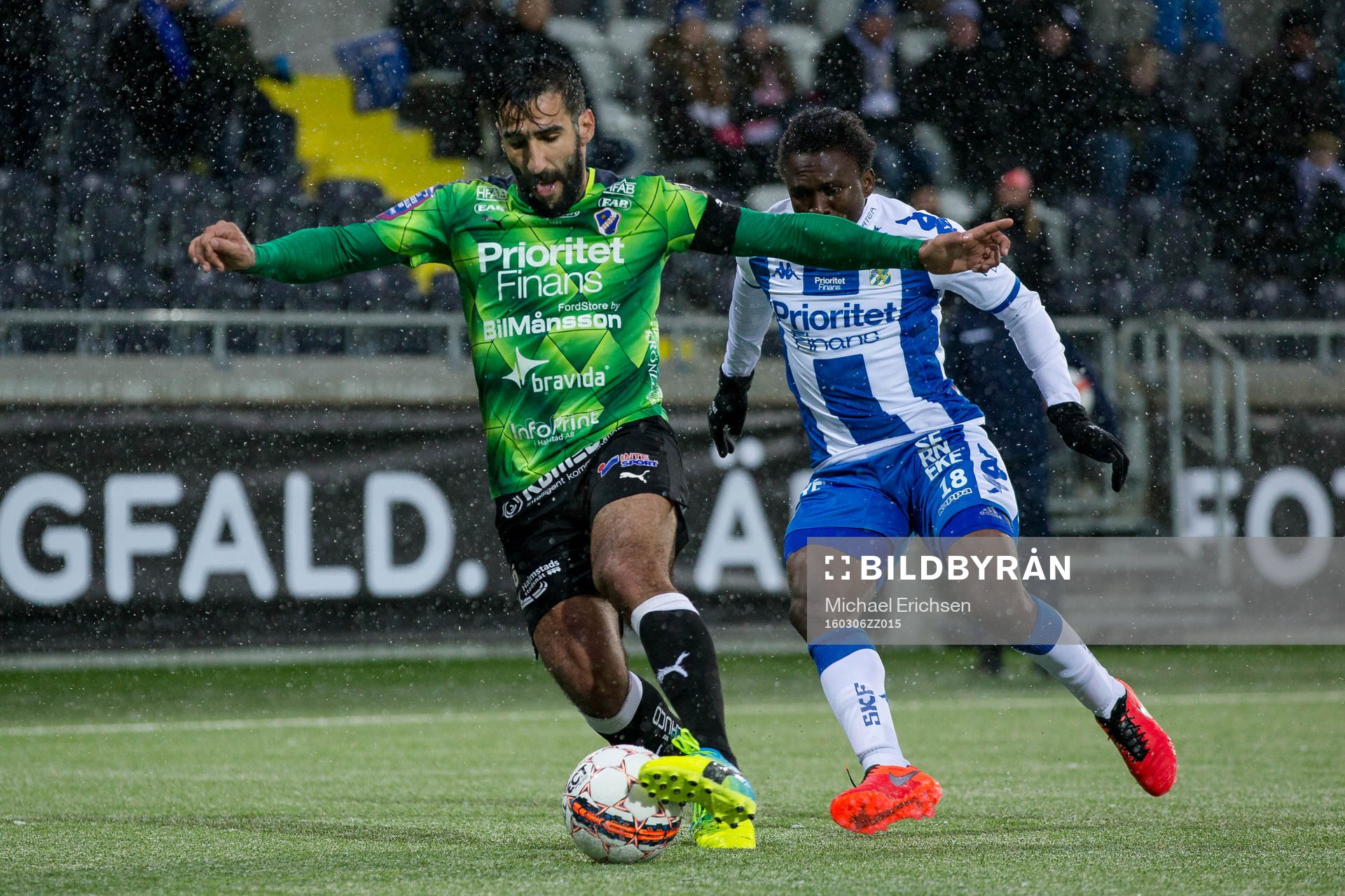 Halmstads Muhamed Ali Khan före IFK Göteborgs Lawson Sabah