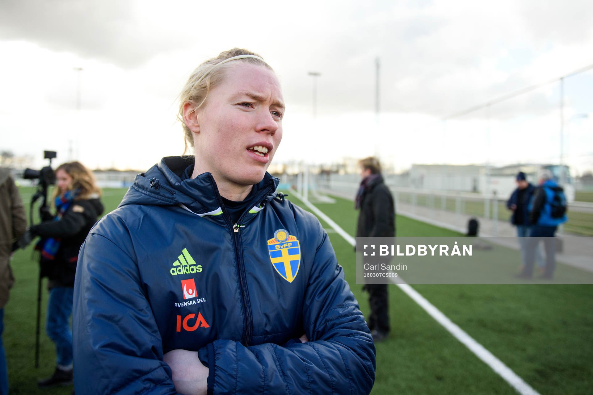 Sveriges målvakt Hedvig Lindahl blir intervjuad