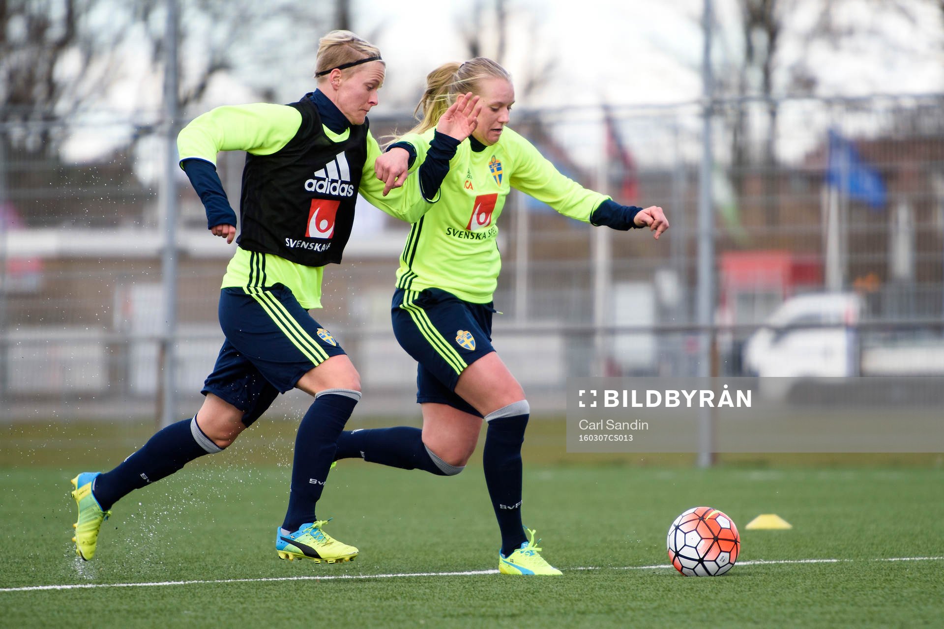 Sveriges Nilla Fischer i kamp om bollen med Stina