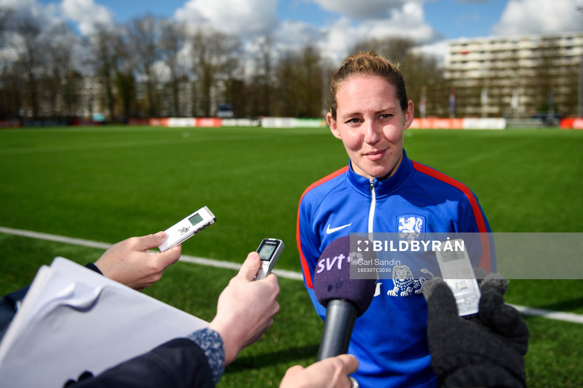 Nederländernas Manon Melis blir intervjuad