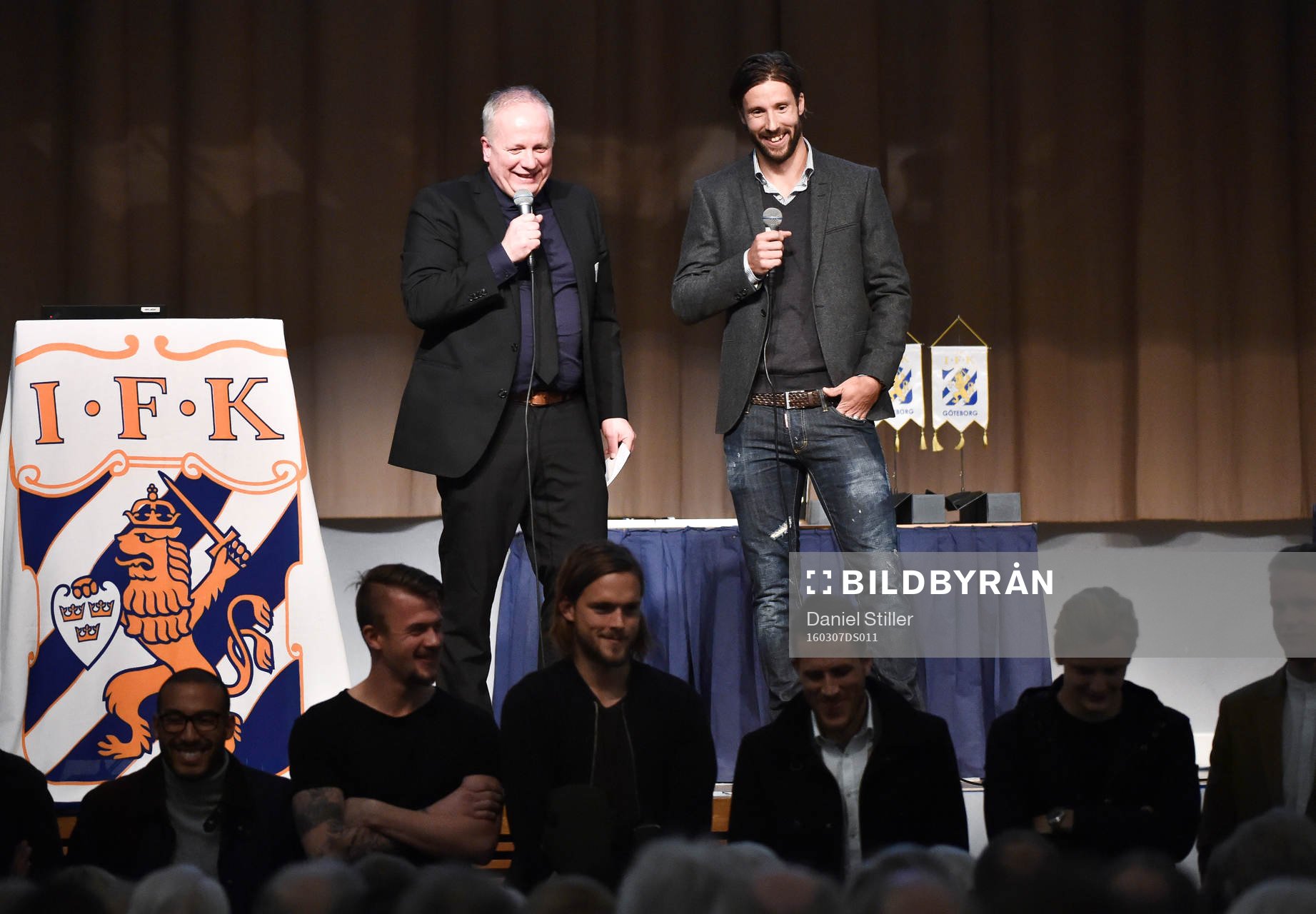 A-laget med kapten Mattias Bjärsmyr på scenen