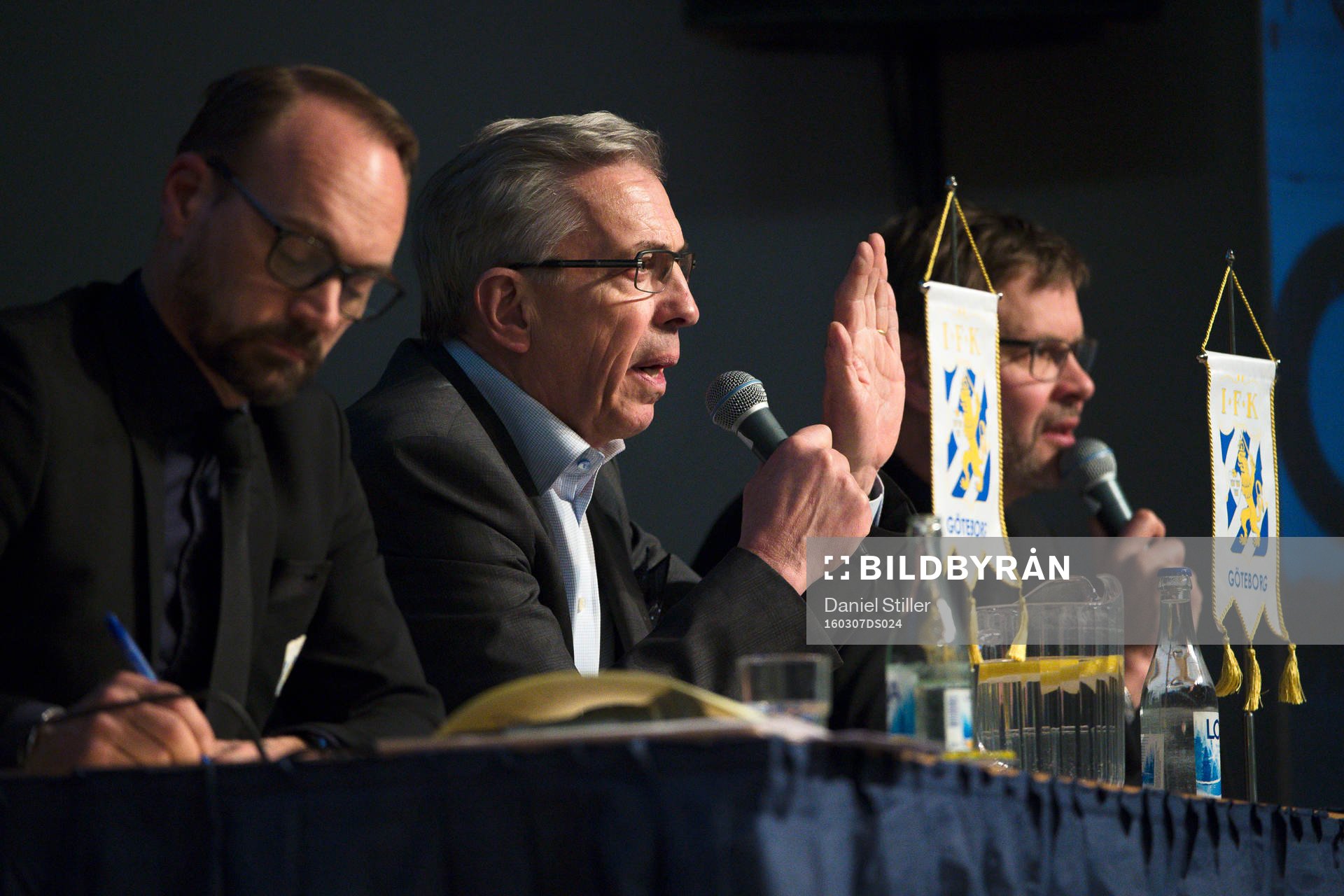 Styrelseledamot Olof Myhrman, Jan Hallberg och ordförande Karl Jartun måste dämpa ljudnivån på medlemmarna under IFK Göteborgs årsmöte den 7 mars 2015 i Göteborg.