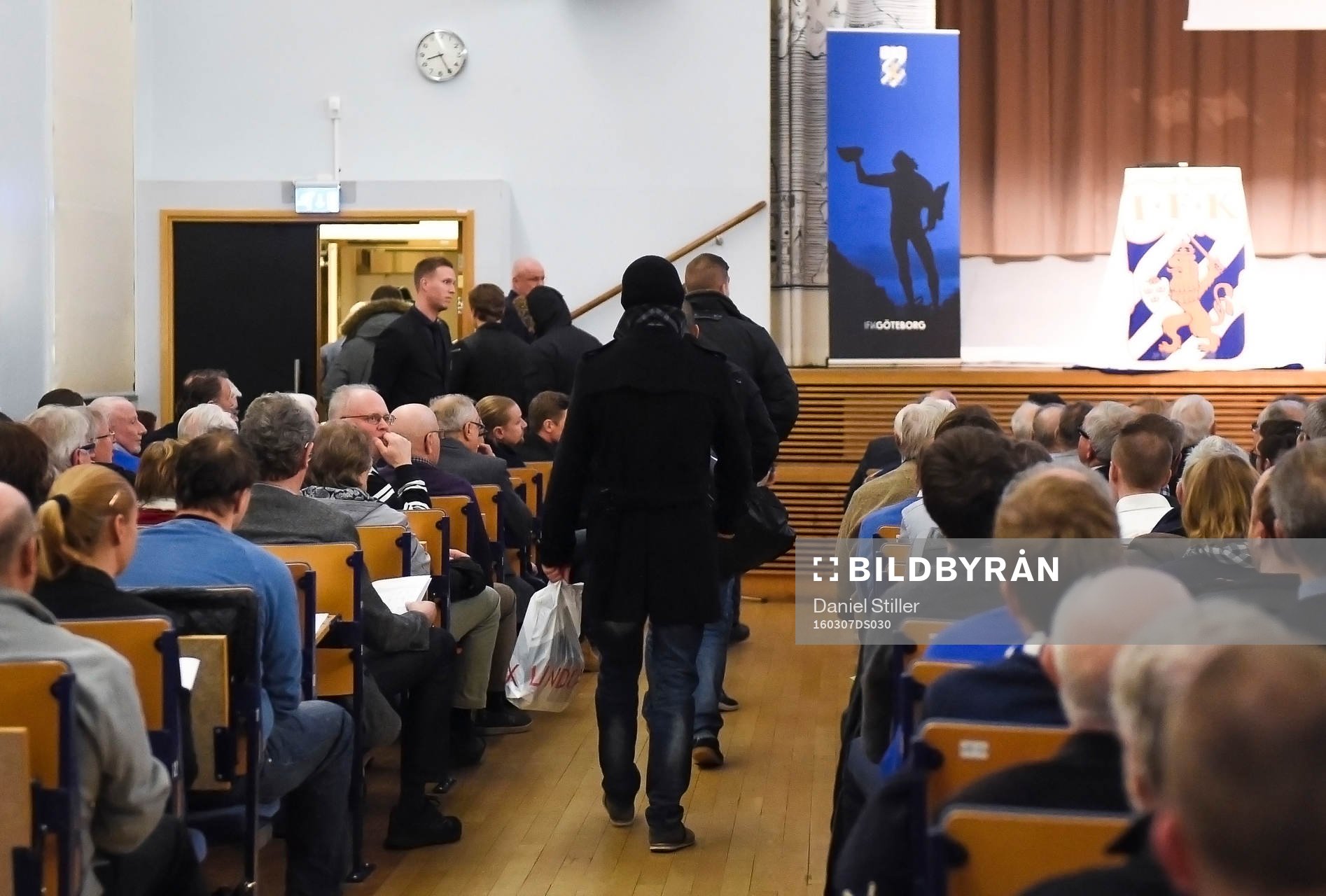 Medlemmar lämnar lokalen