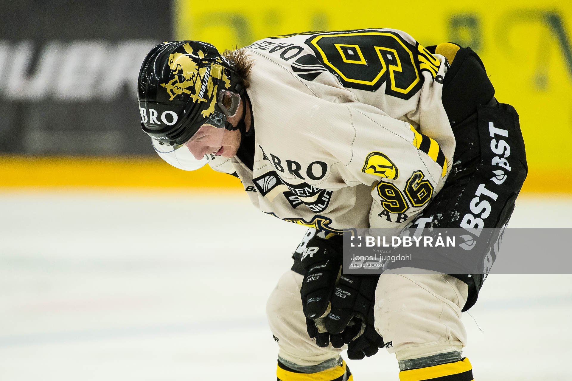s Robin Kovacs grinar illa