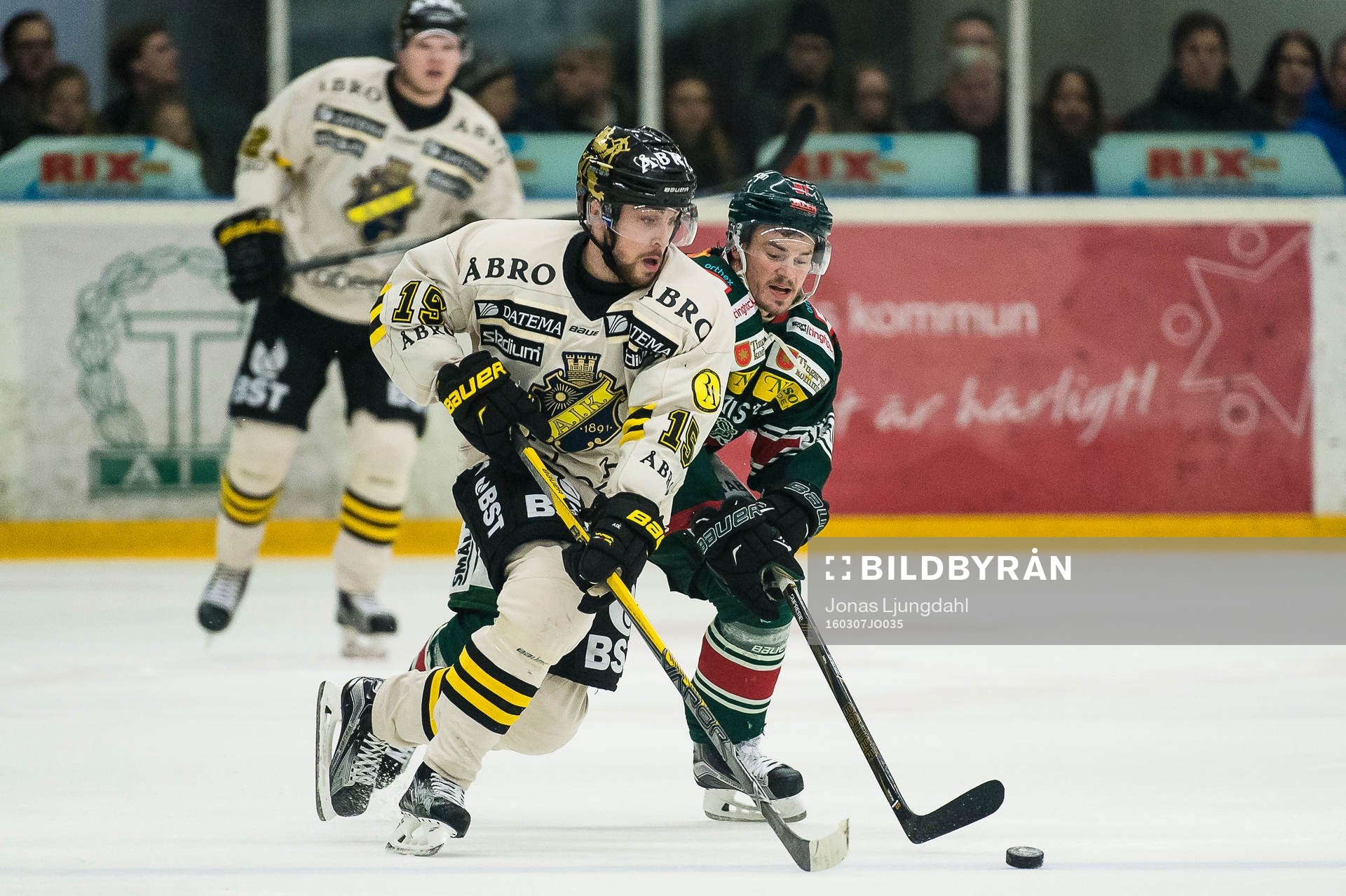 s Jonathan Andersson jagas av Tingsryds Joakim Högberg