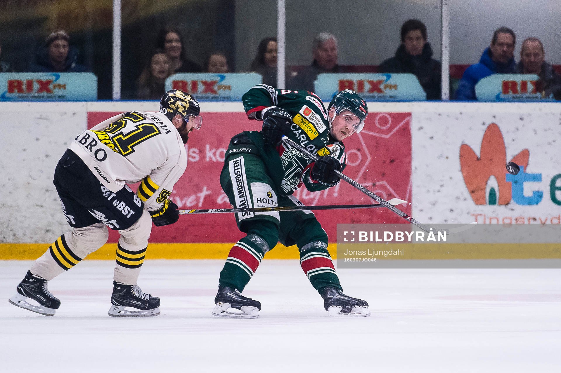 Tingsryds Niklas Enberg skjuter pucken ur egen zon