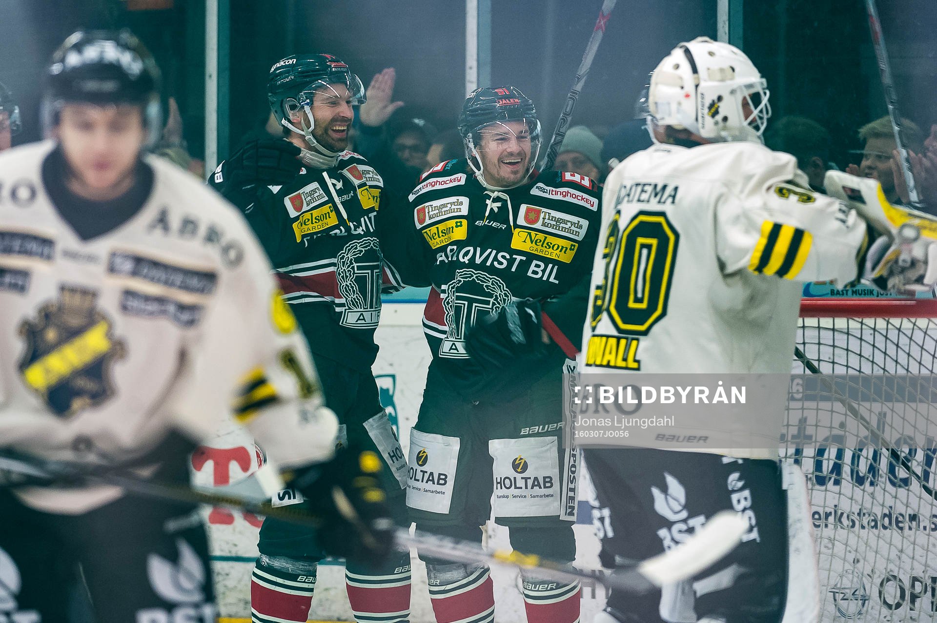 Tingsryds Joakim Högberg och Kari Sihvonen jublar