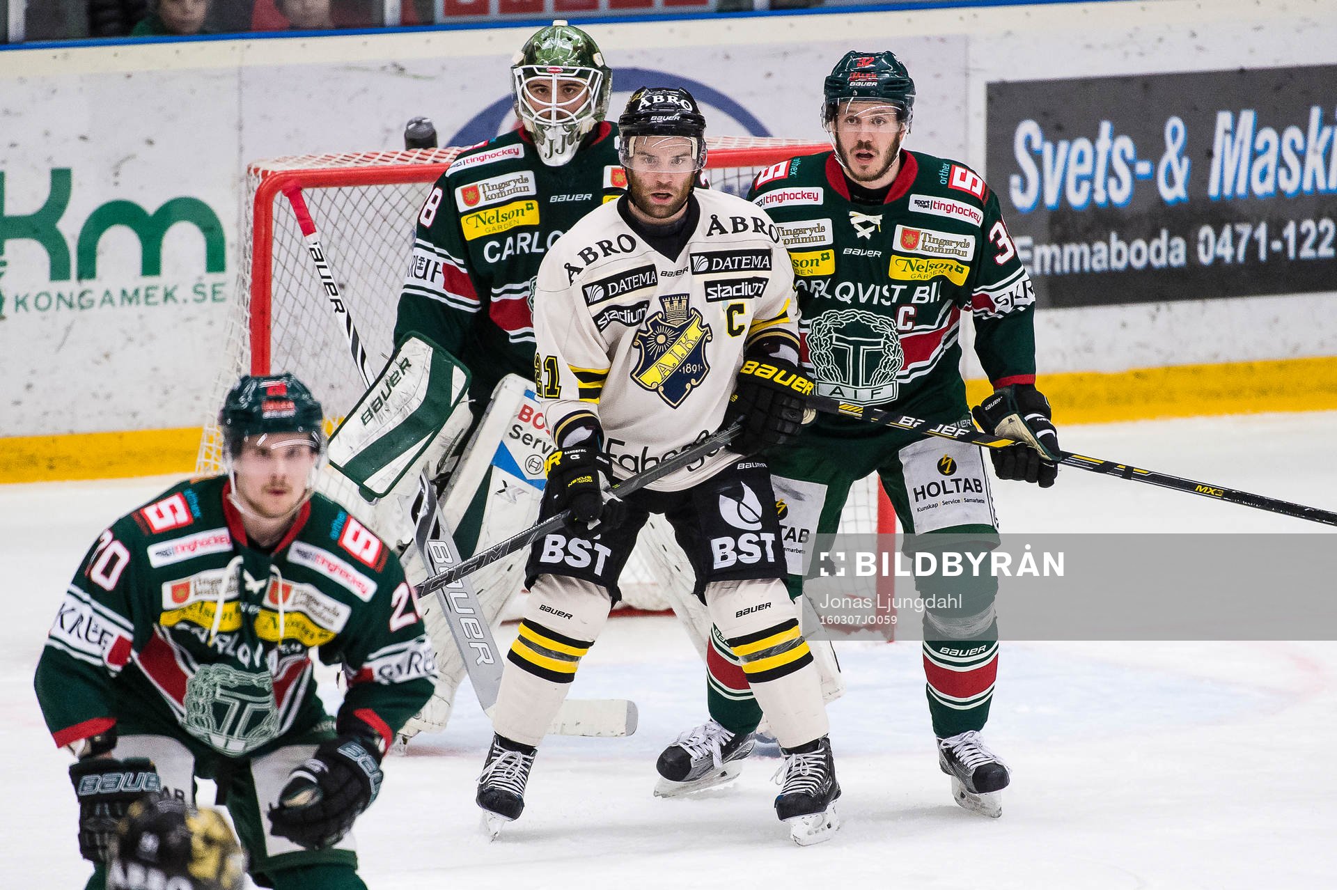 s Christian Sandberg och Tingsryds Robin Olsson framför