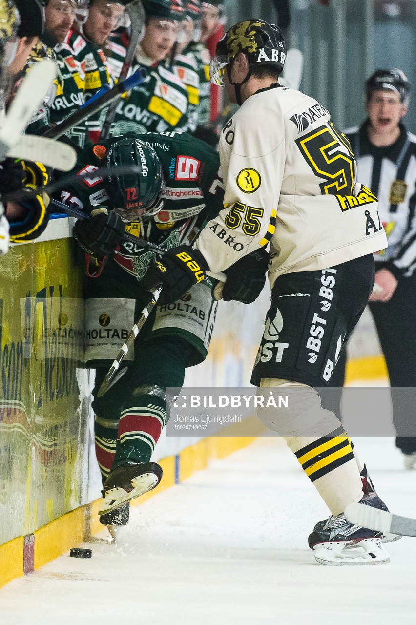 s Simon Fredriksson tacklar Tingsryds Hannes Johansson