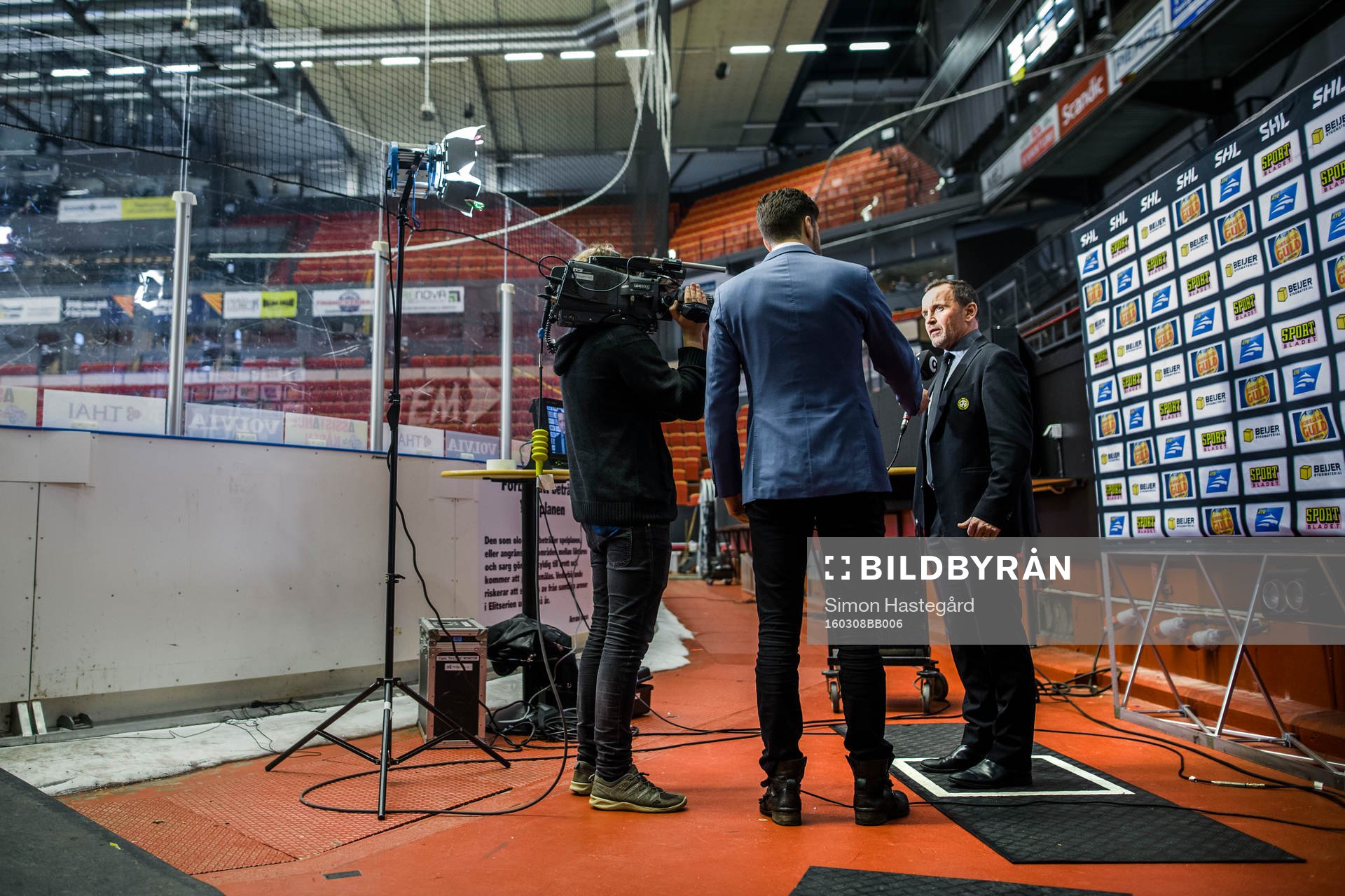 Brynäs tränare Thomas Berglund blir intervjuad utav CMore