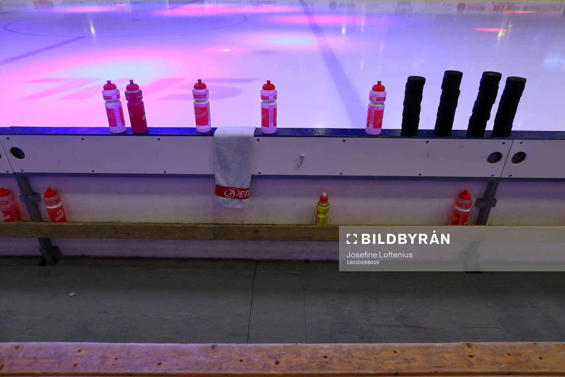Bortalagets spelarbås med puckarna till uppvärmningen