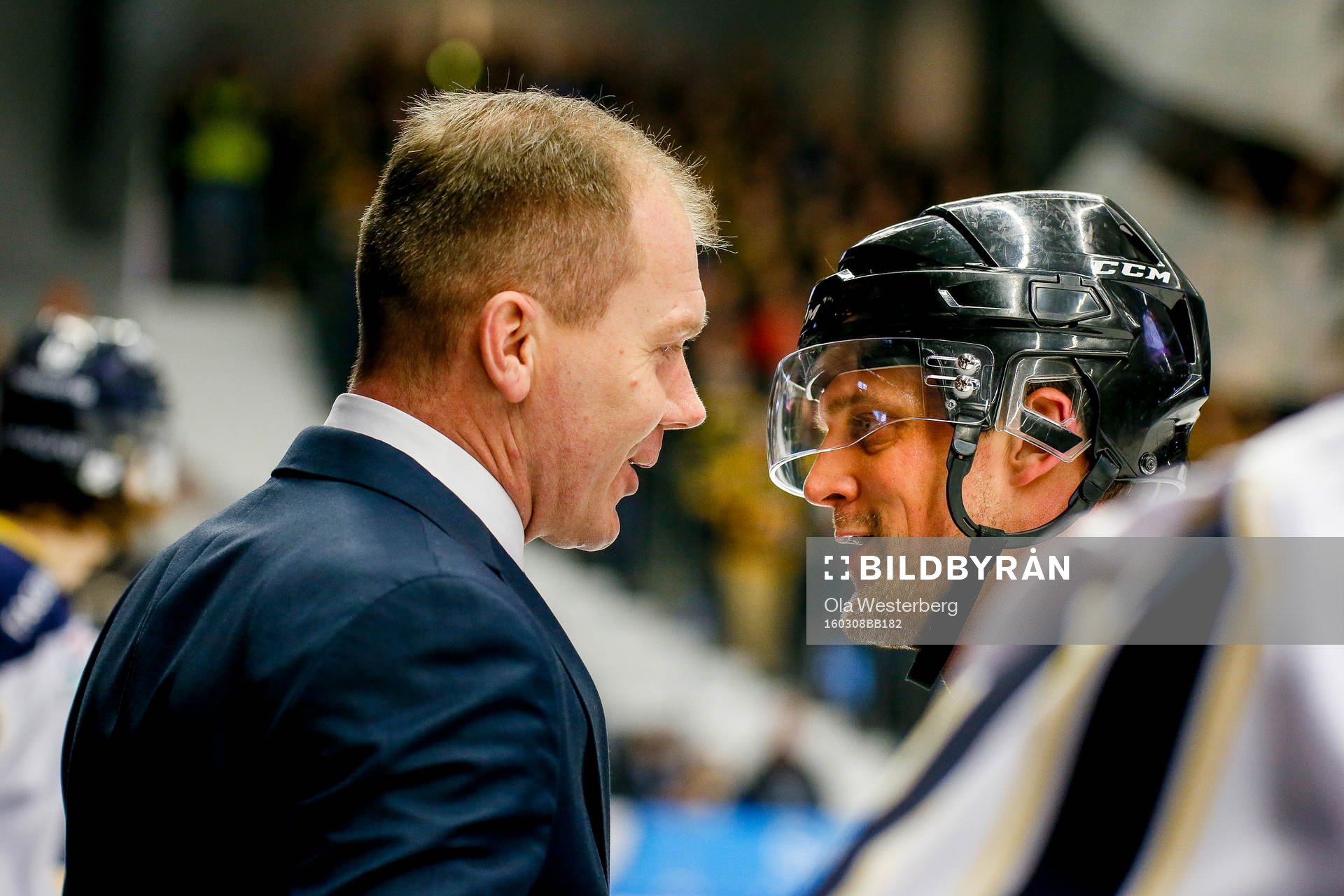 s tränare Johan Lindbom pratar med domaren Mikael Nord