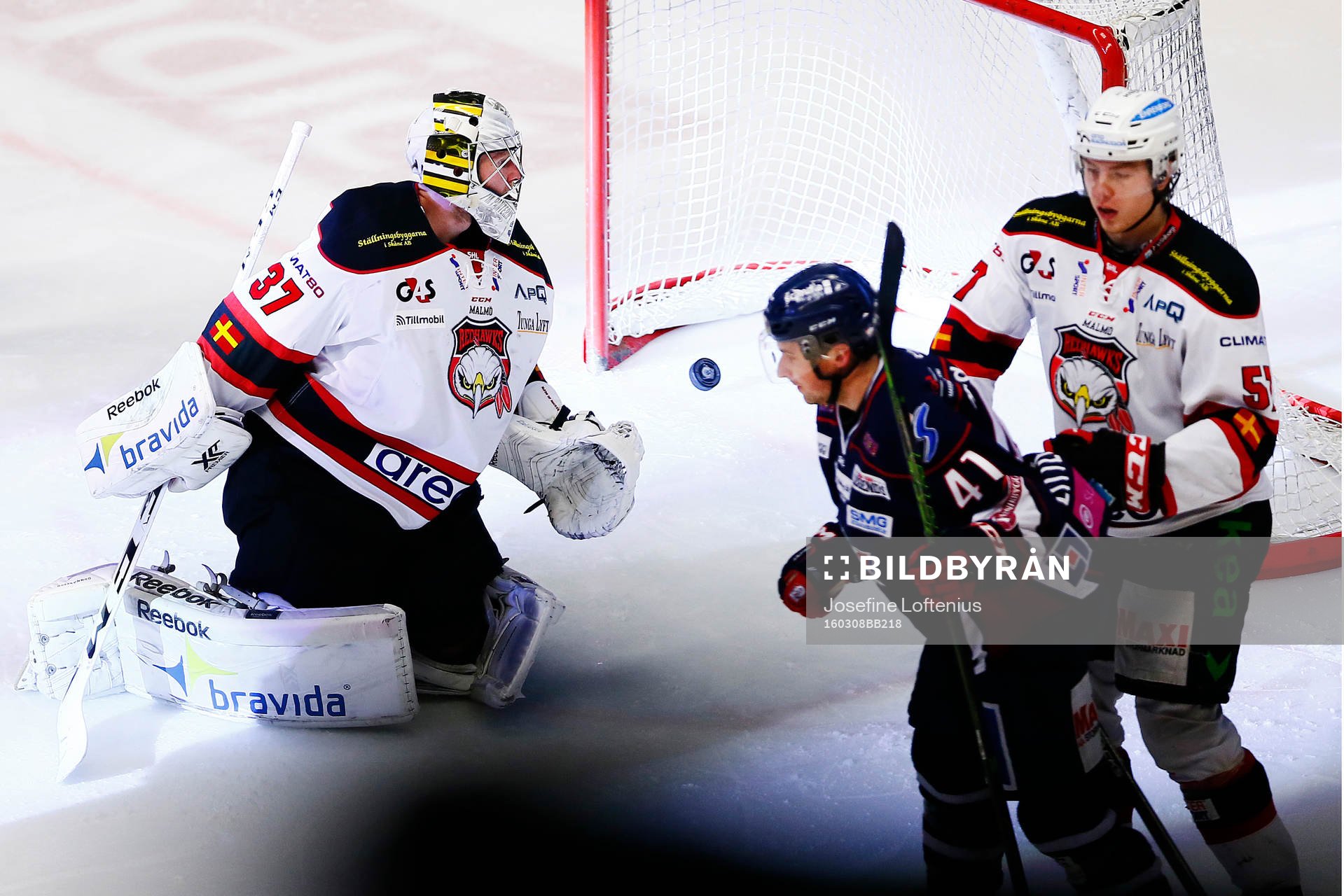 Linköpings Broc Little gör mål bakom Malmö Redhawks