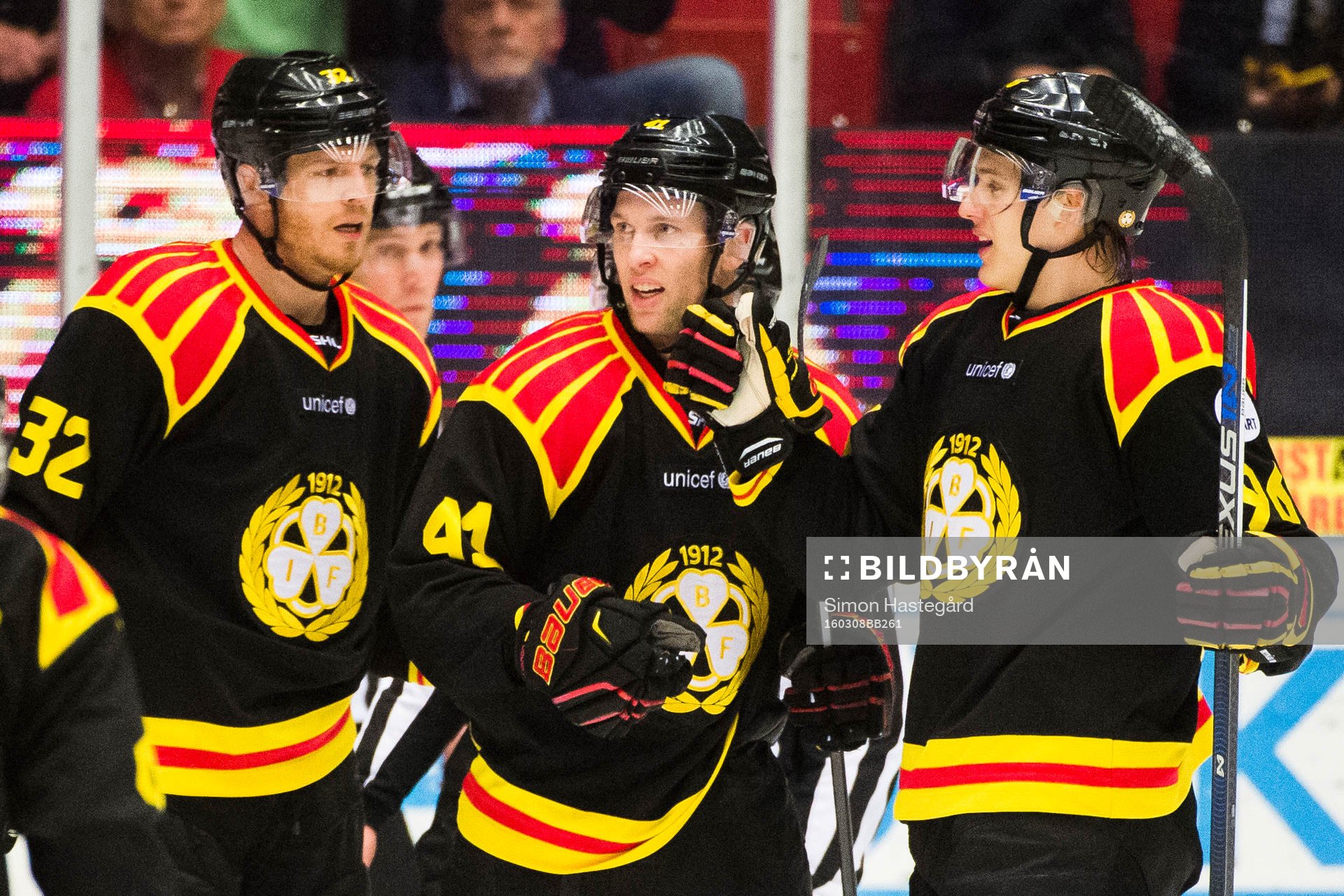 Brynäs Nick Johnson  , Greg Scott och Oskar Lindblom jublar