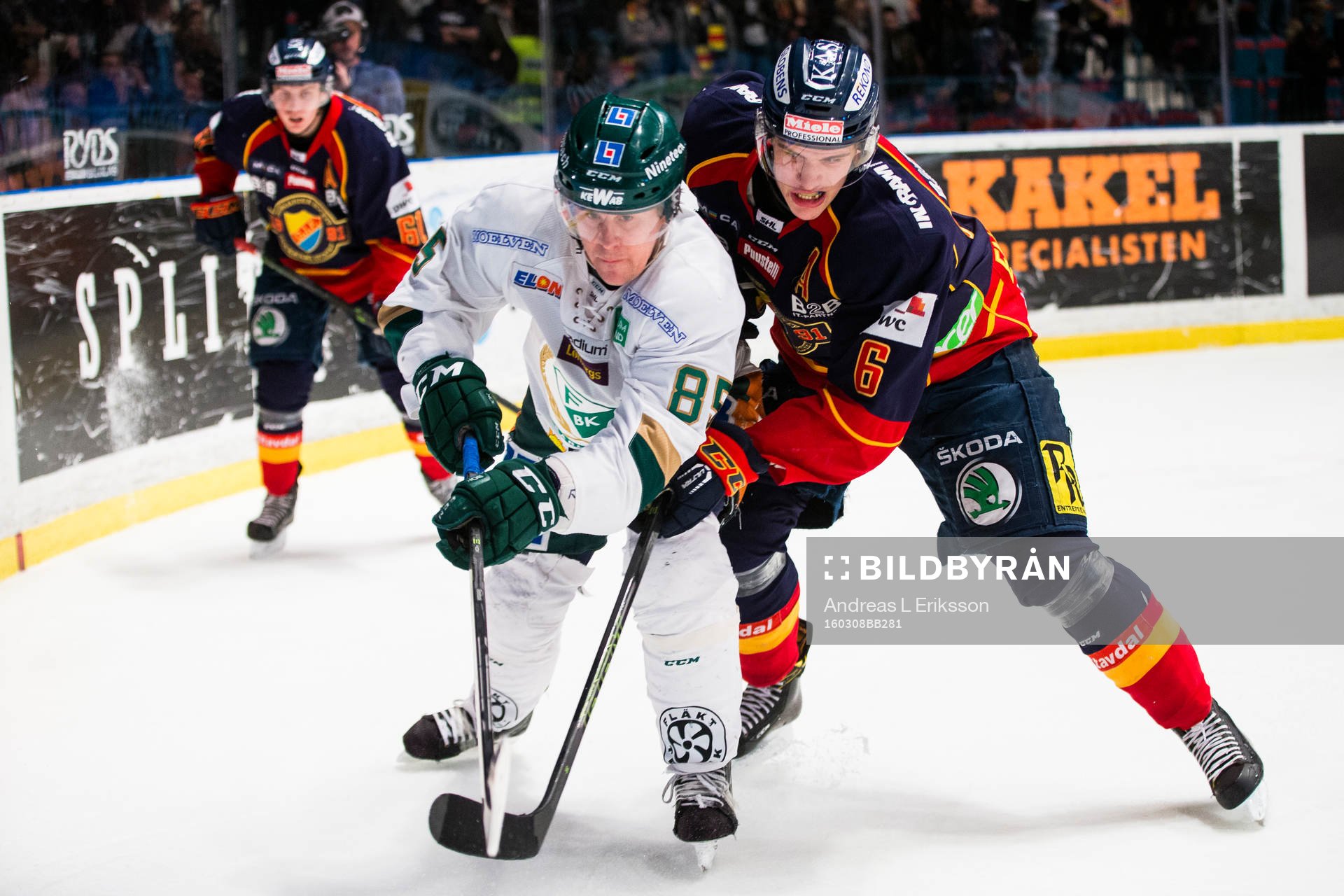Färjestads Mikael Johansson i kamp om pucken med