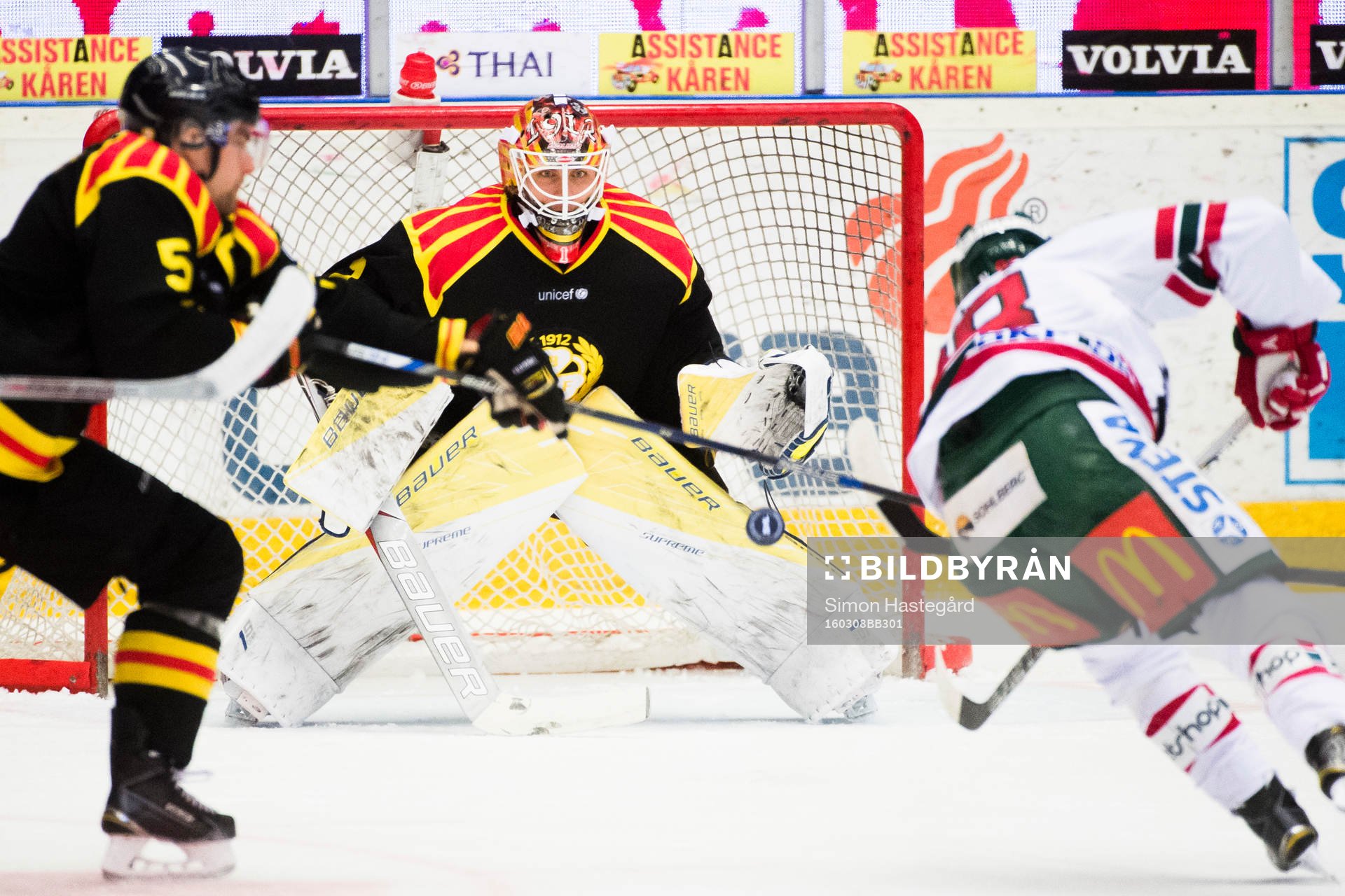 Frölundas Andreas Johnson provar skott på Brynäs