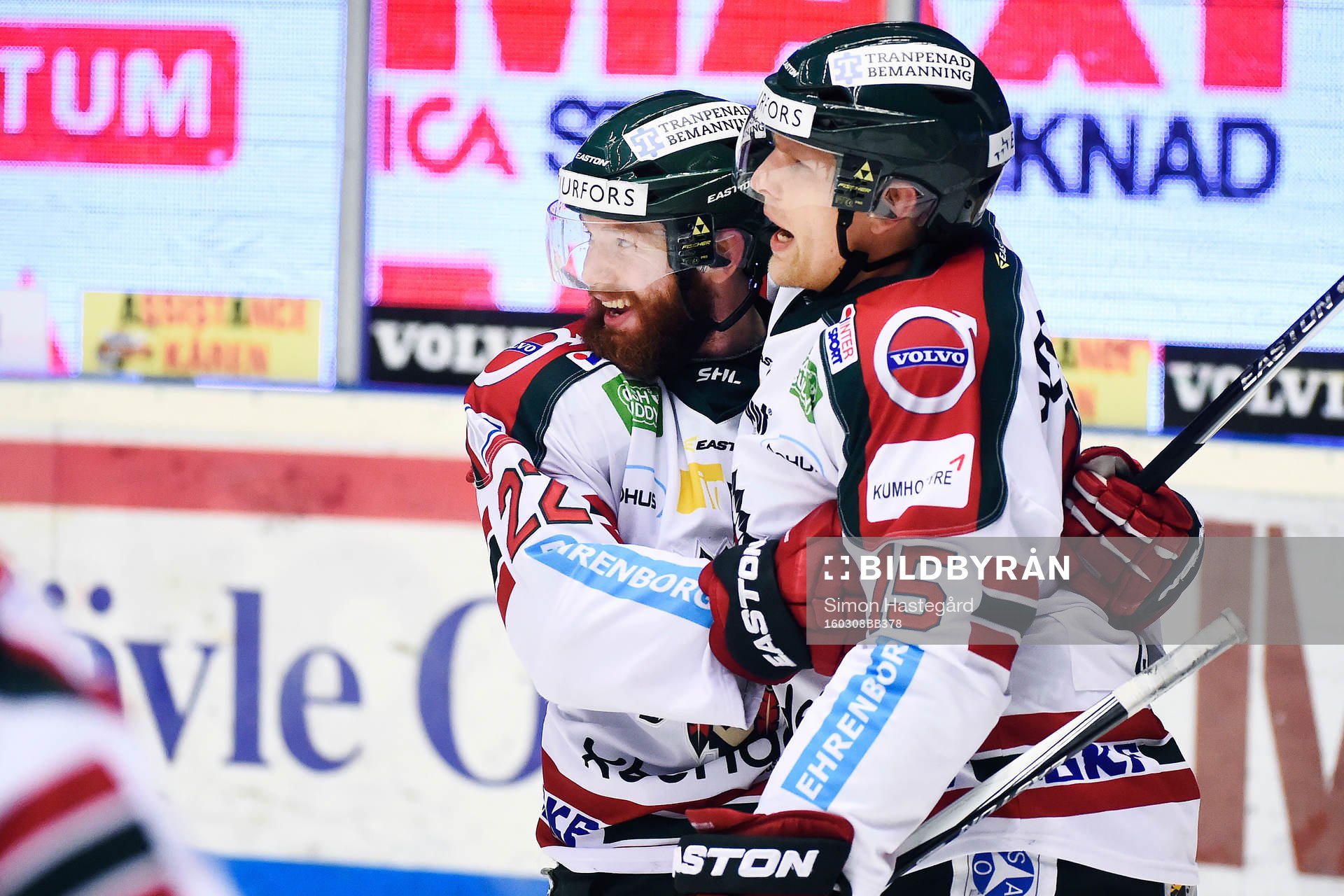 Frölundas Robin Figren och Joey Crabb jublar