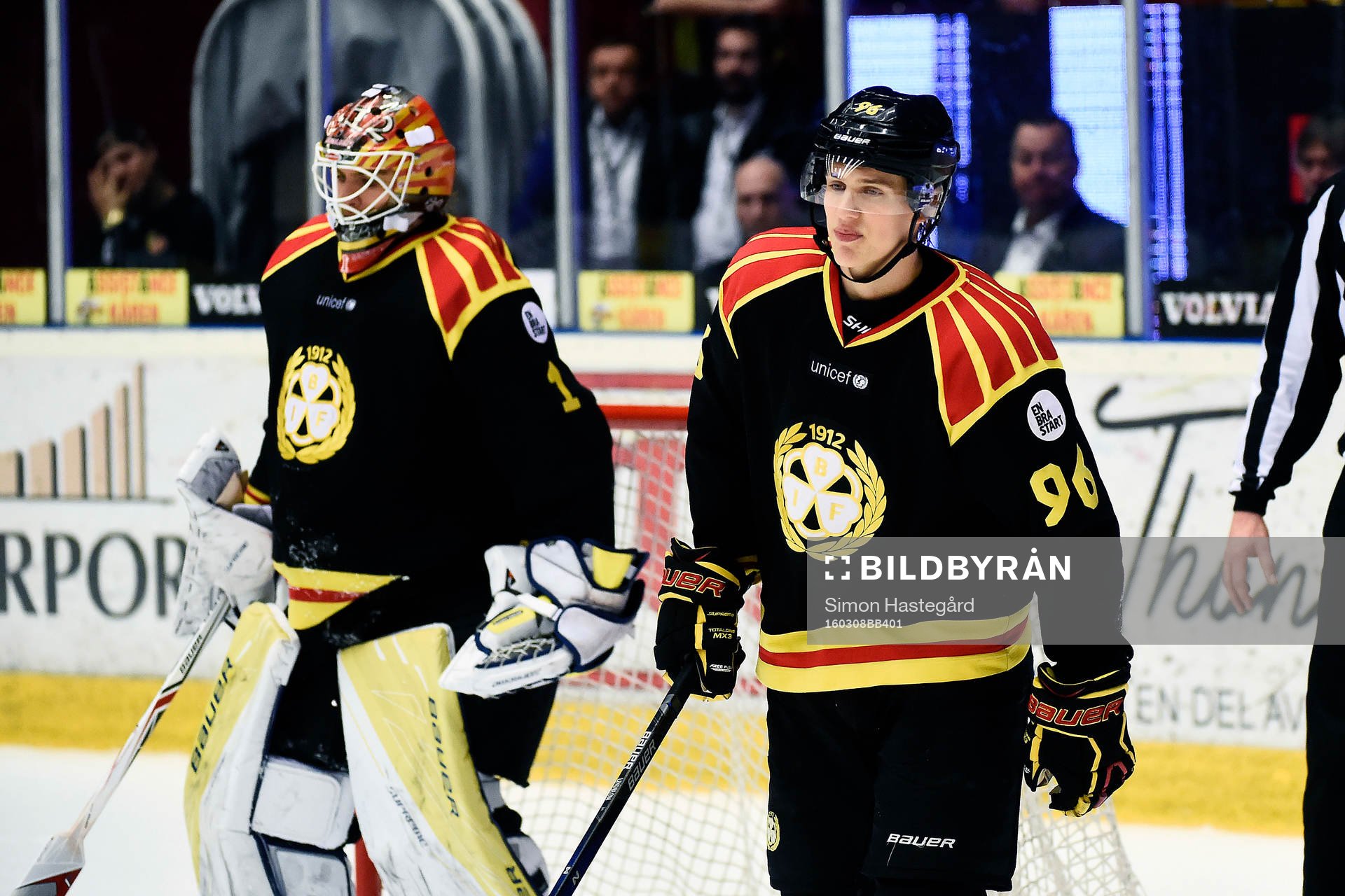 Brynäs målvakt Felix Sandström och Oskar Lindblom deppar