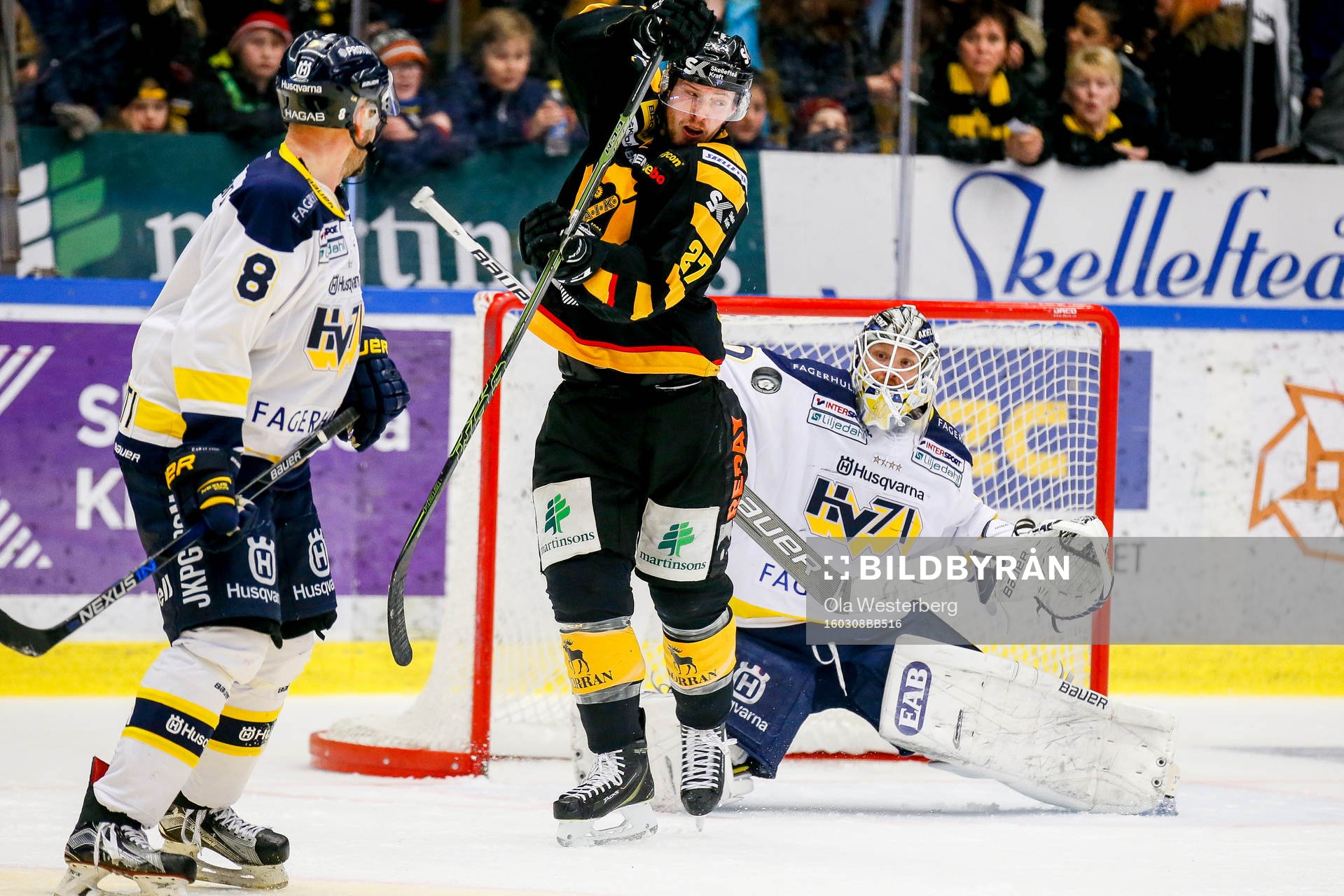 s  Jere Karalahti och målvakt Erik Ersberg
