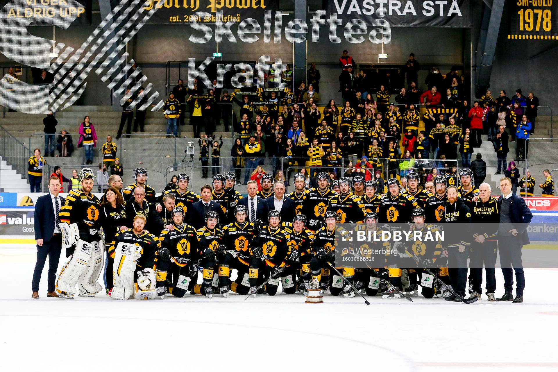 Skellefteås lagbild med målvaktstränaren Krister Holm,