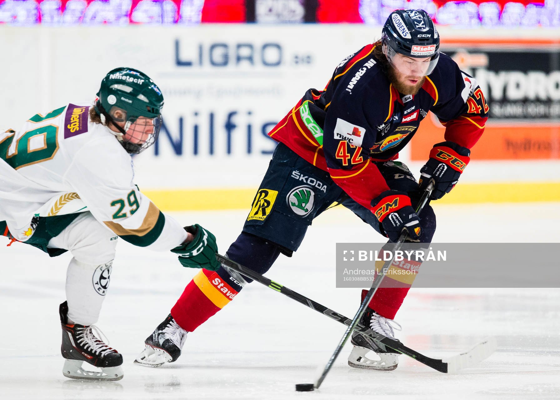 Färjestads Oskar Steen försöker ta pucken från