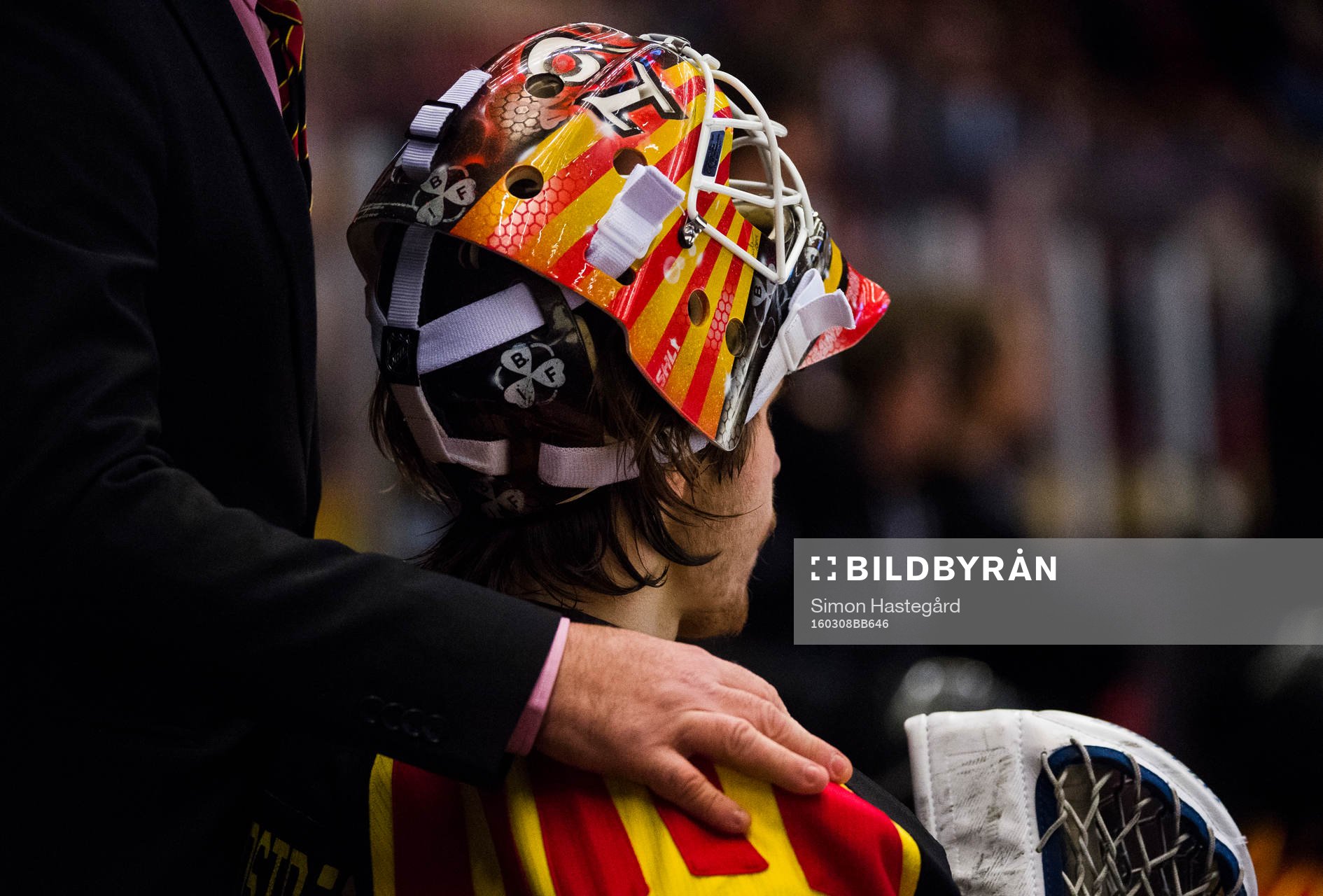 Brynäs målvaktstränare Per-Erik Alcén håller handen