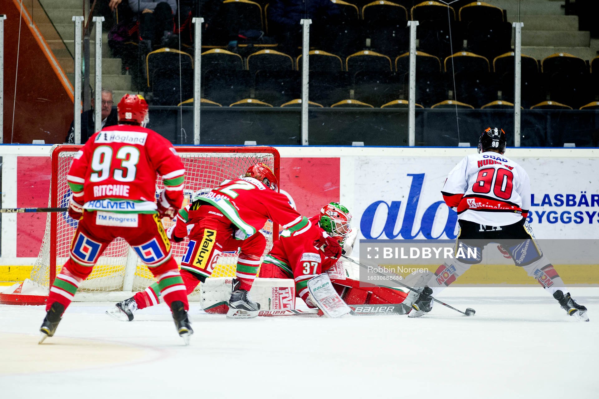 Örebros Libor Hudacek gör 1-2 målet mot Modos målvakt