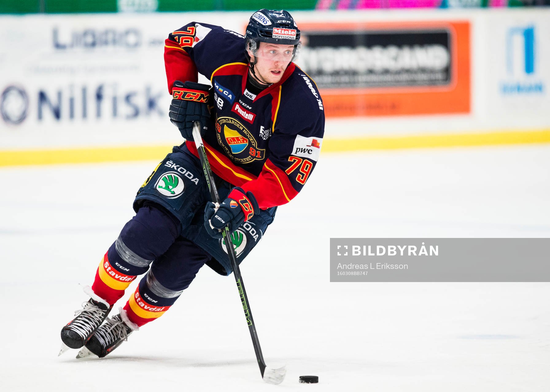 Djurgårdens Emil Lundberg med pucken