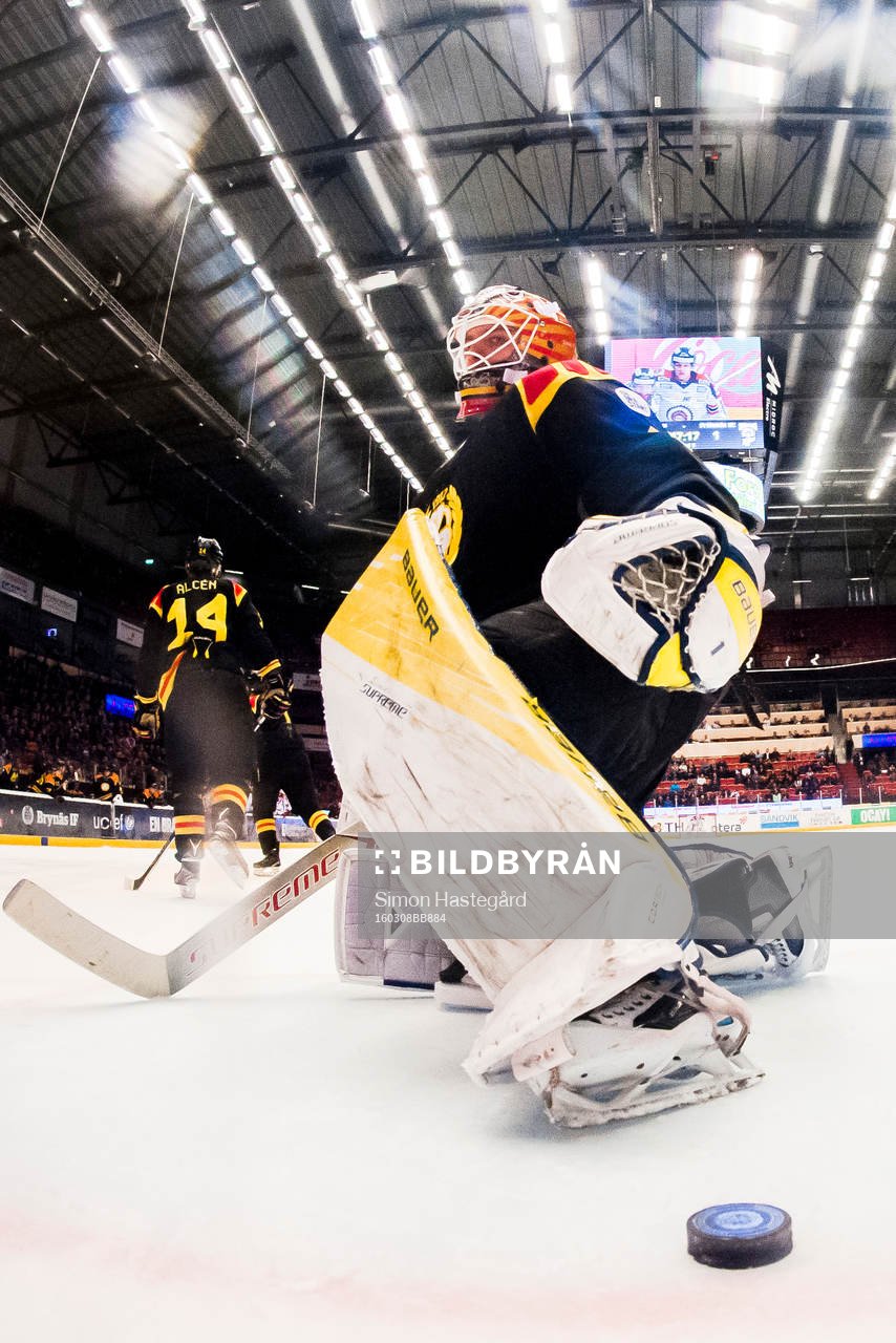 Brynäs målvakt Felix Sandström deppar