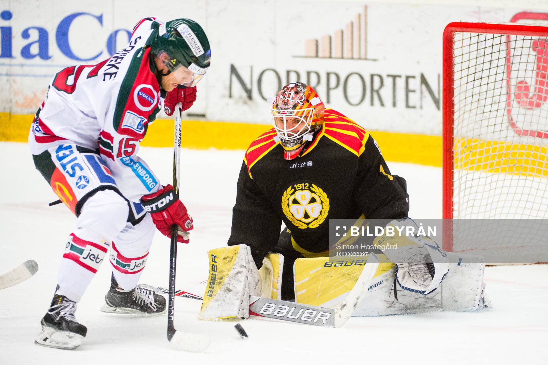Frölundas Joey Crabb och Brynäs målvakt Felix Sandström