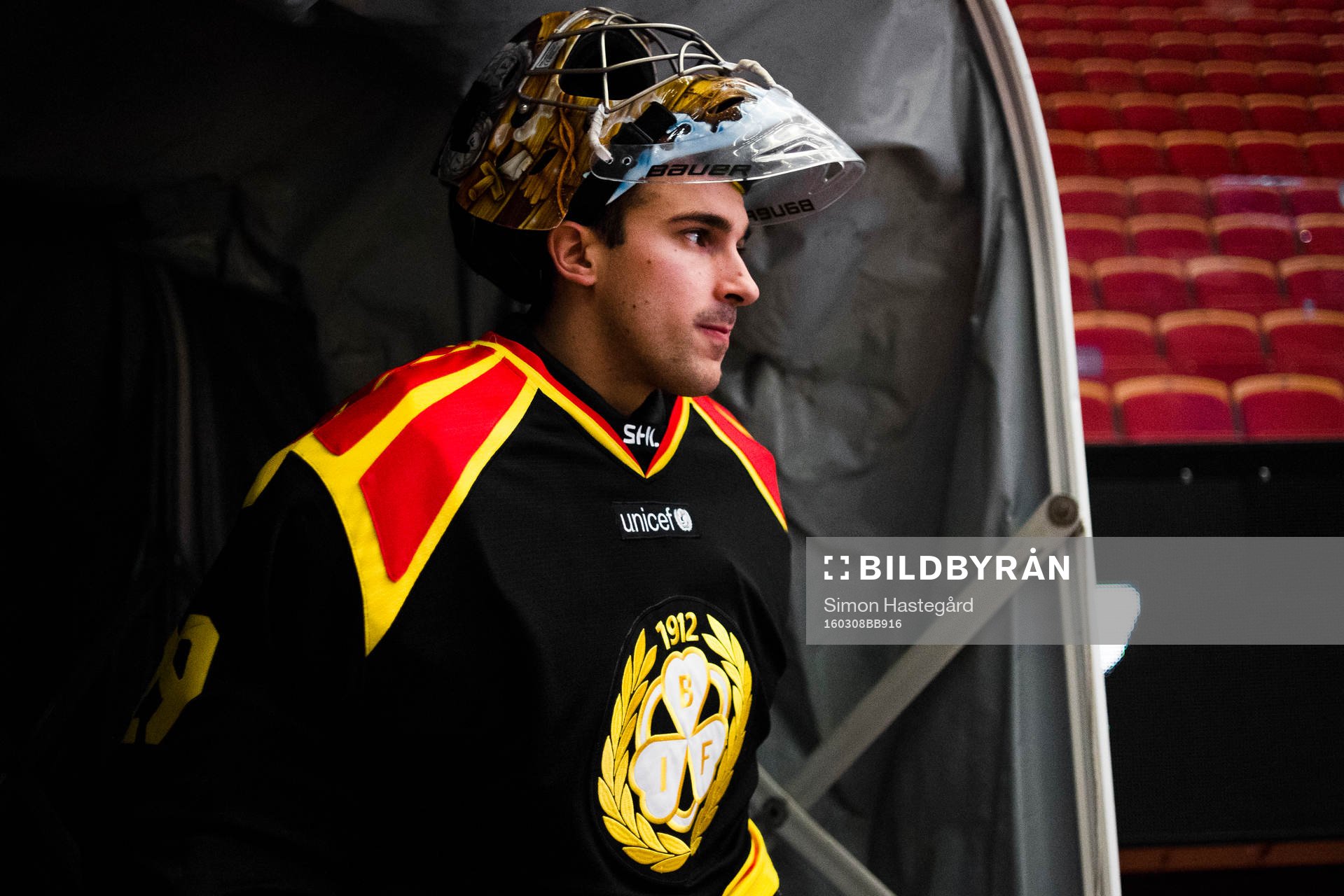 Brynäs målvakt Bernhard Starkbaum före ishockeymatchen i