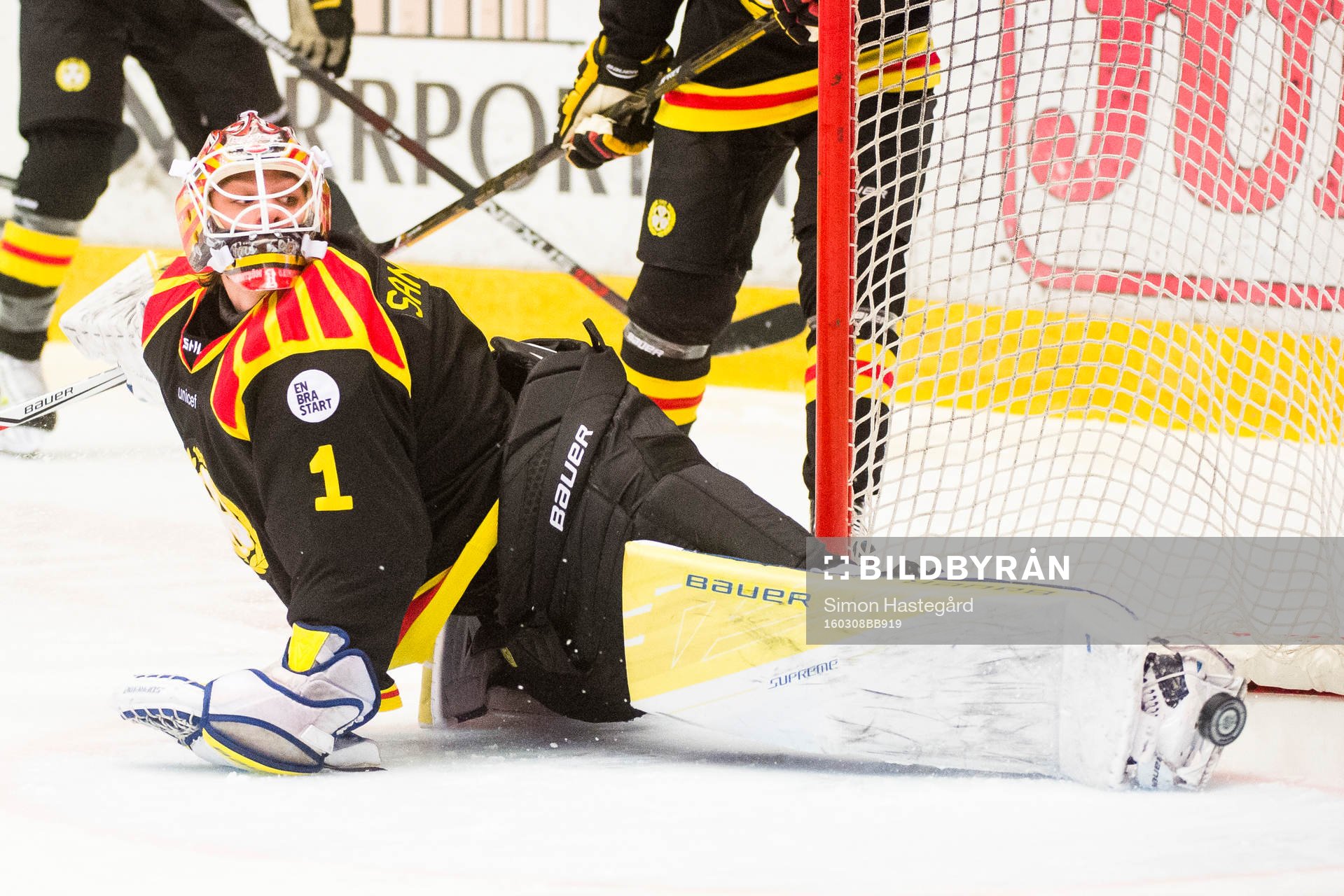 Brynäs målvakt Felix Sandström räddar skott
