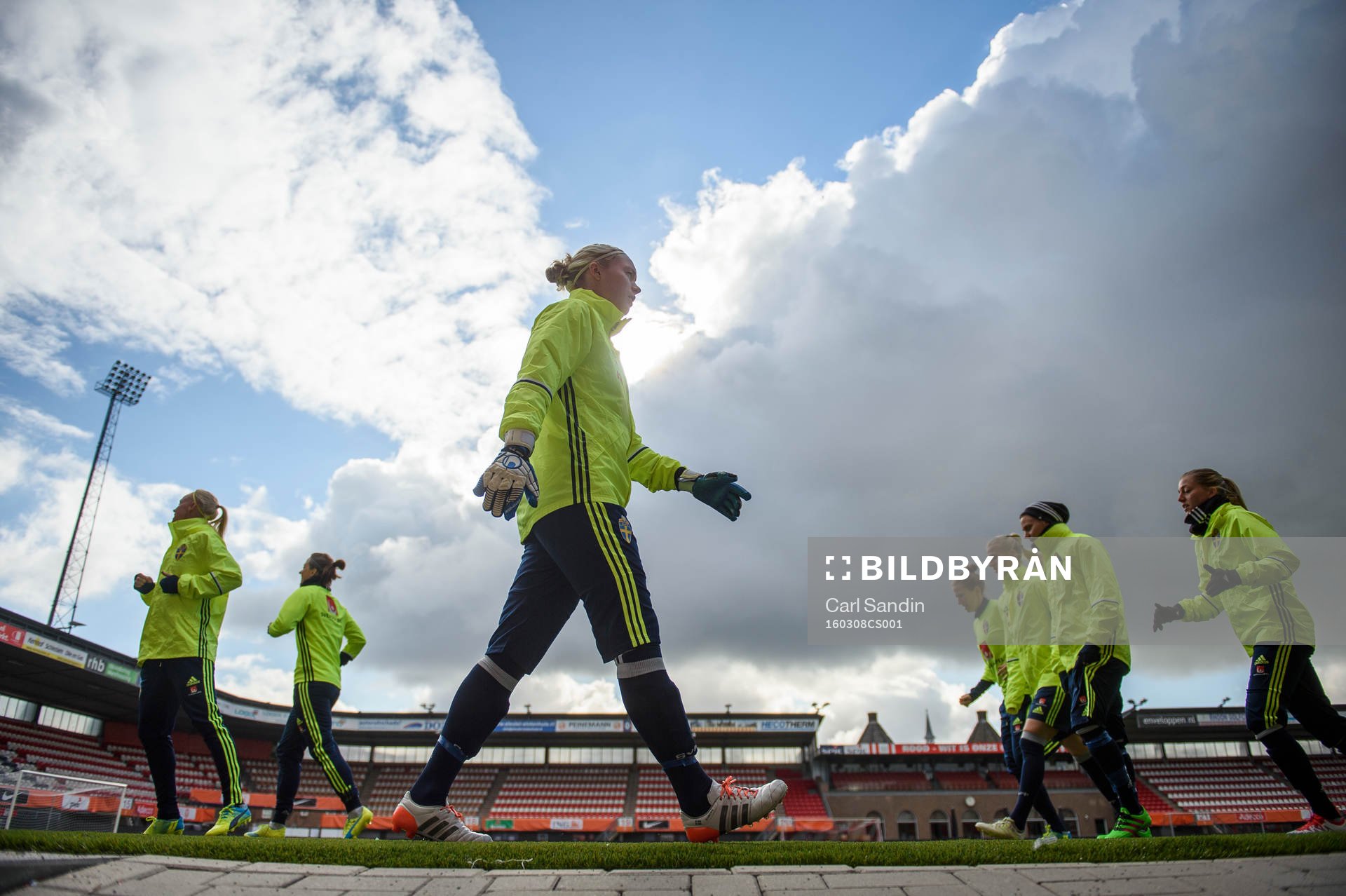 Sveriges målvakt Hedvig Lindahl värmer upp på arenan
