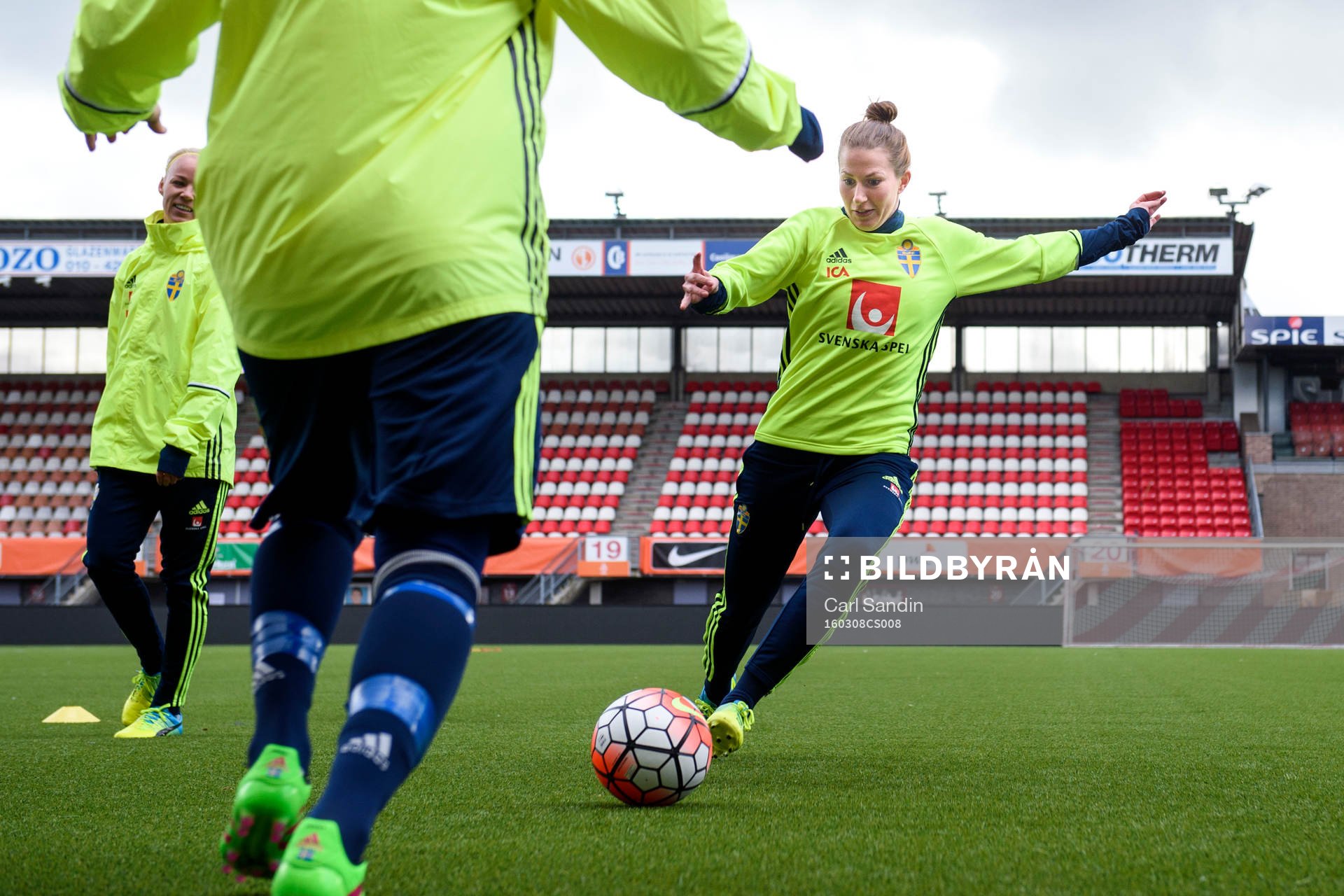 Sveriges Emma Berglund under en träning med det svenska damlandslaget i fotboll den 8 mars 2016 i Rotterdam.