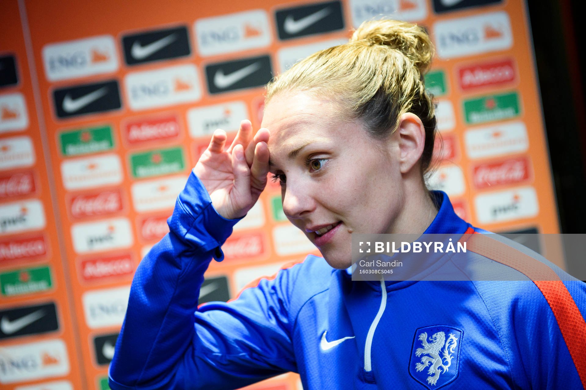 Nedeländernas Manon Melis blir intervjuad innan en