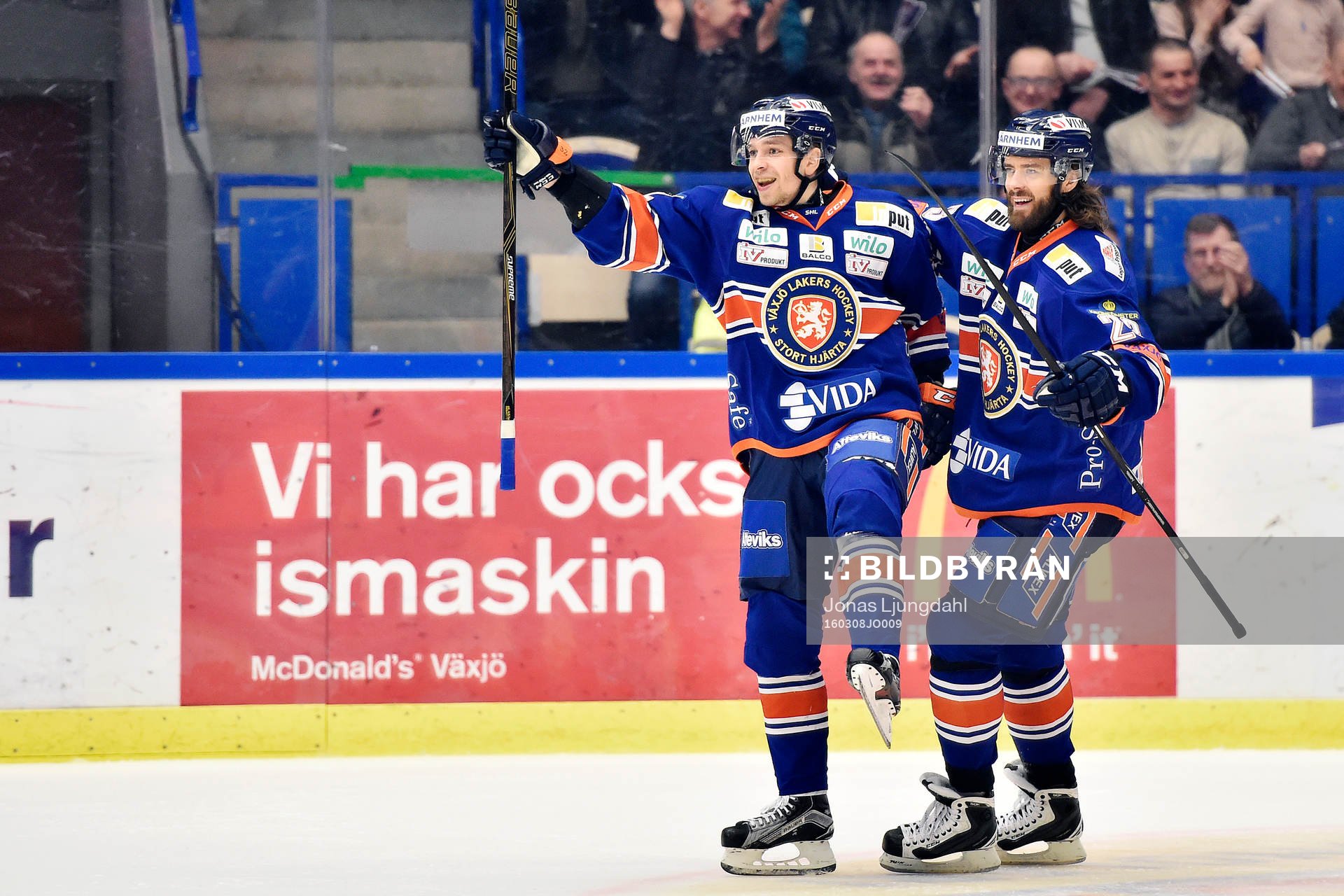 Växjös Sakari Salminen och Ville Leino jublar