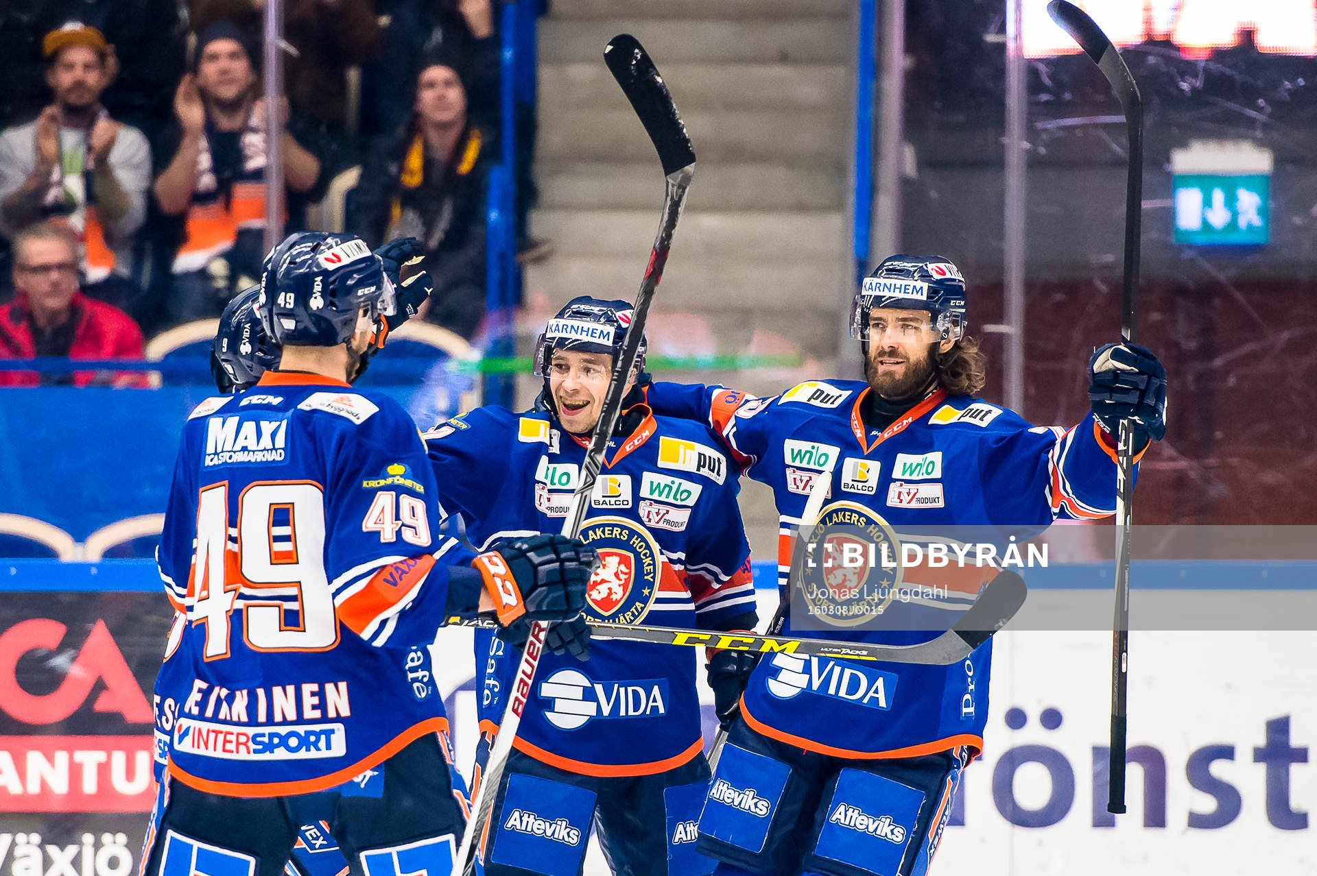 Växjös Sakari Salminen och Ville Leino jublar