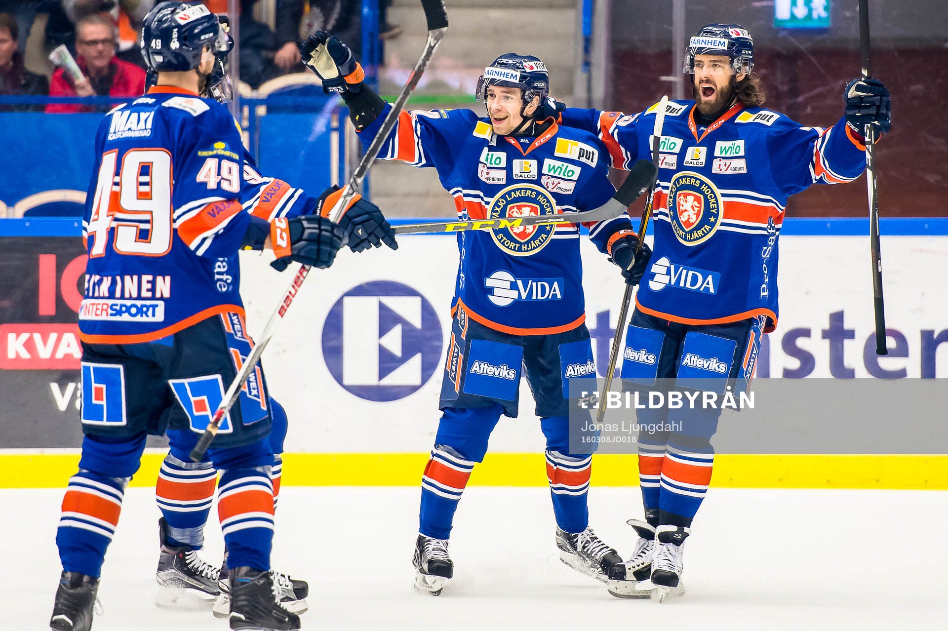 Växjös Sakari Salminen och Ville Leino jublar