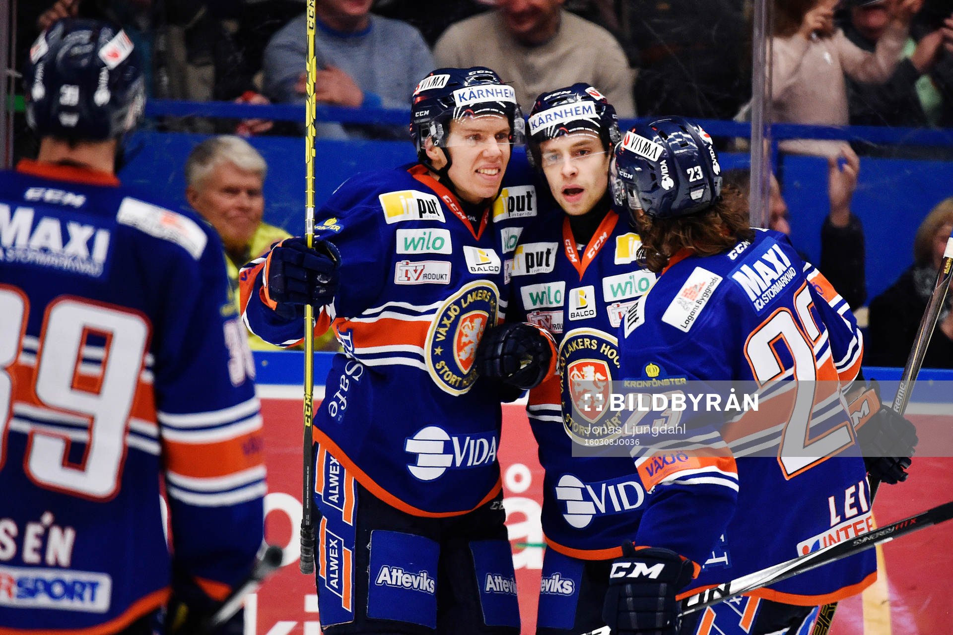 Växjös Ville Varakas och Sakari Salminen jublar