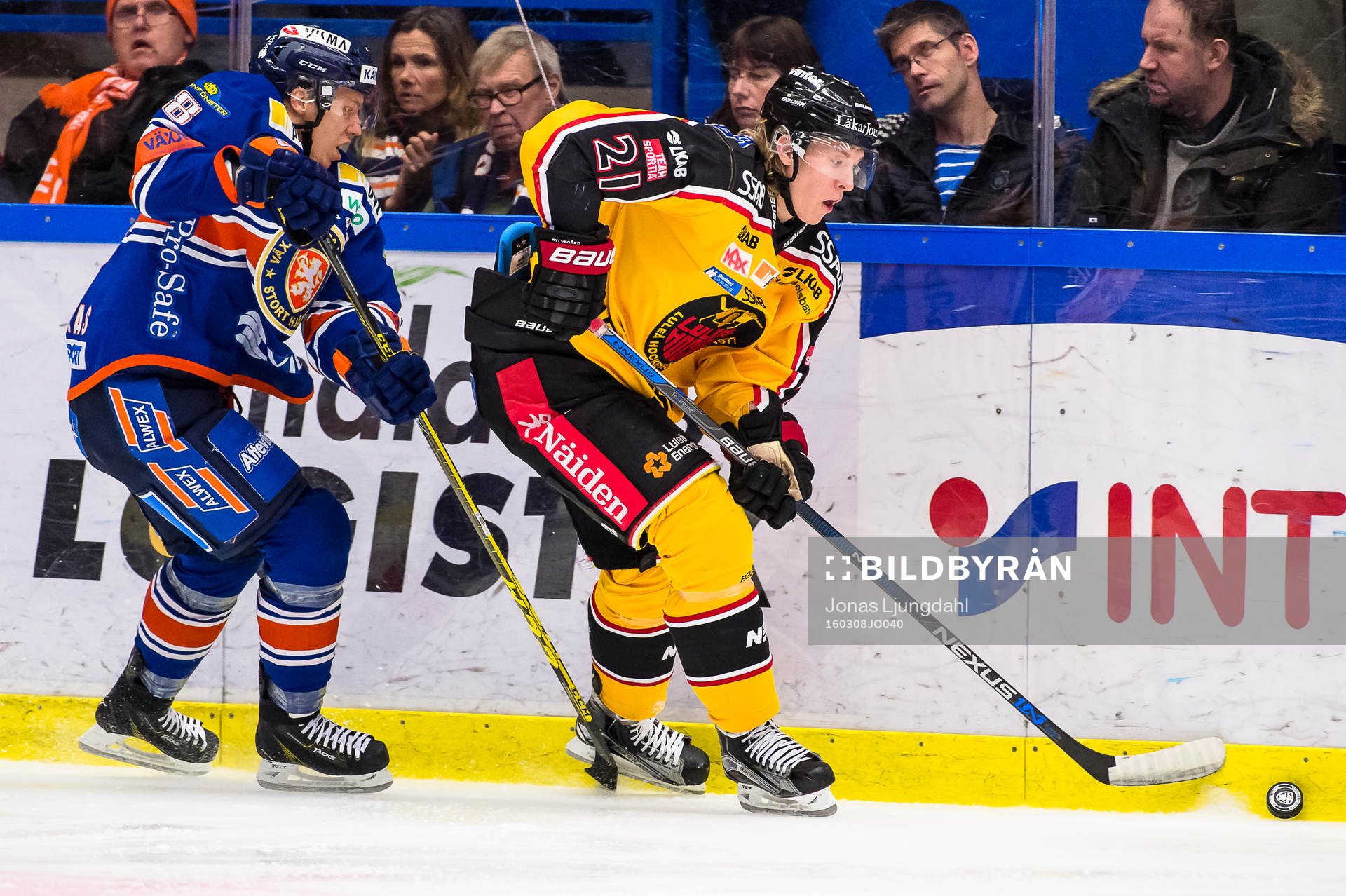 Växjös Ville Varakas jagar Luleås Emil Sylvegård