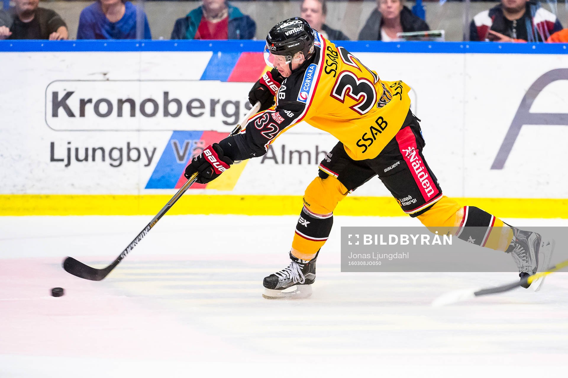 Luleås Lennart Petrell skjuter