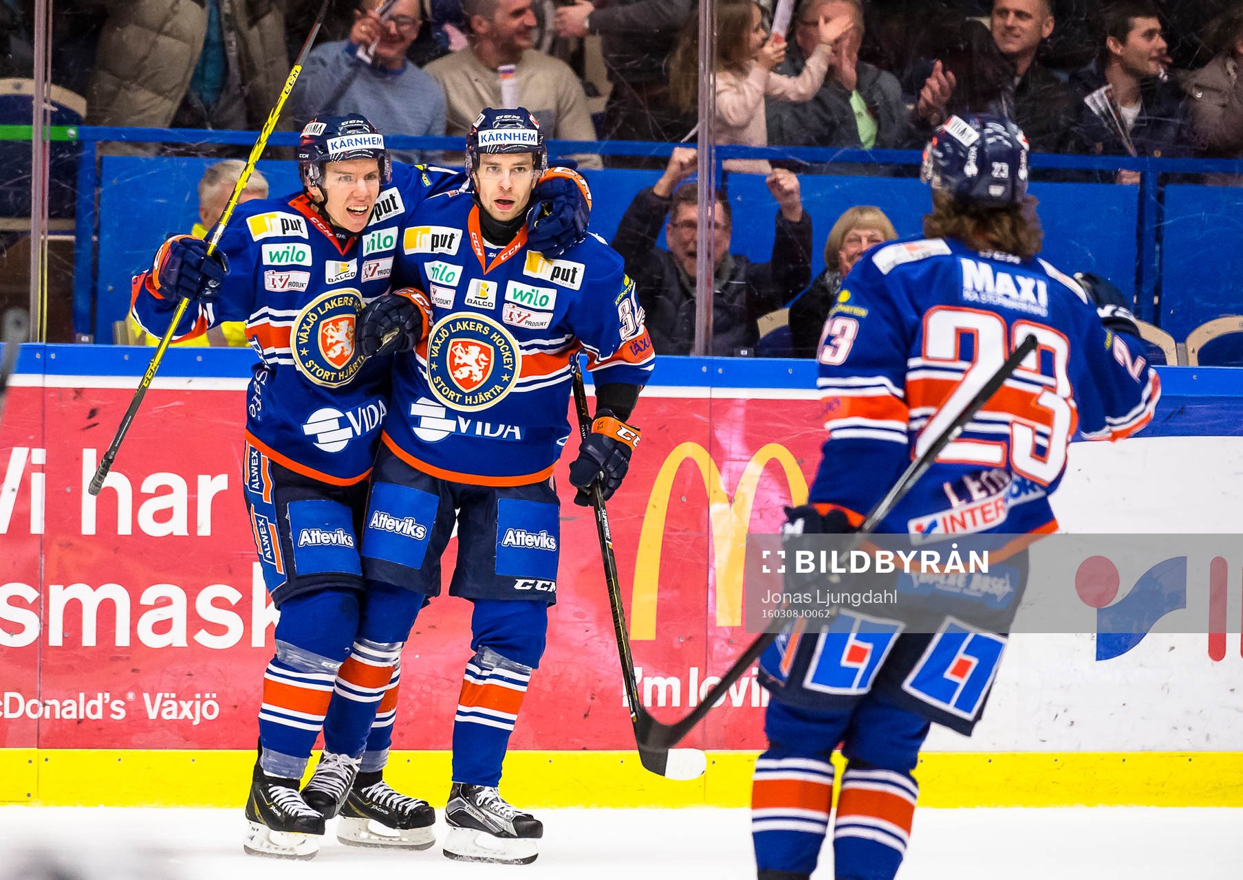 Växjös Ville Varakas och Sakari Salminen jublar