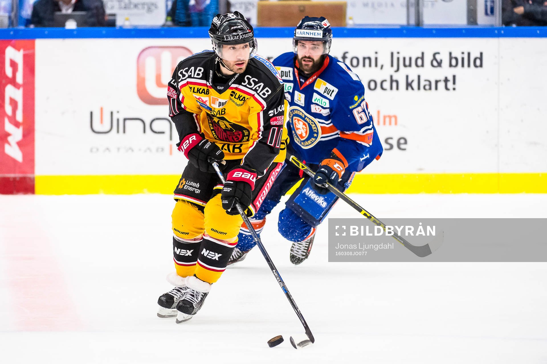 Luleås Jacob Micflikier jagas av Växjös Linus Fröberg
