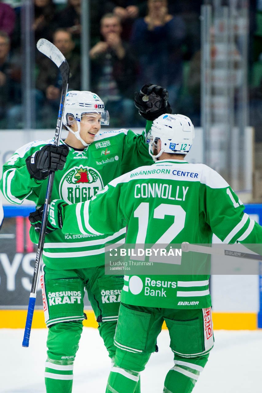 Rögles Erik Santesson jublar med Jack Connolly