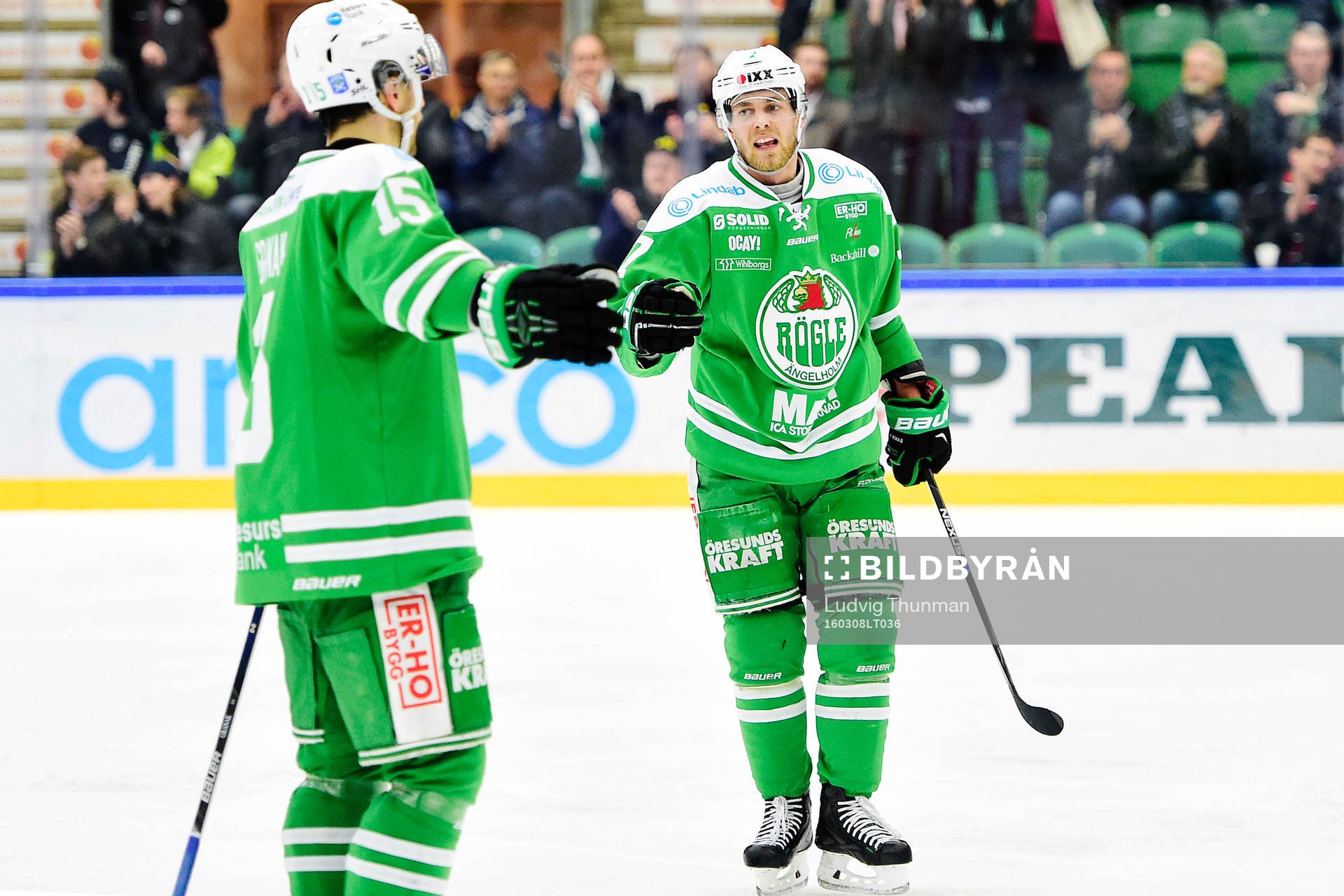 Rögles Dominik Granak (tv) gör 4-2 och jublar med Patrik