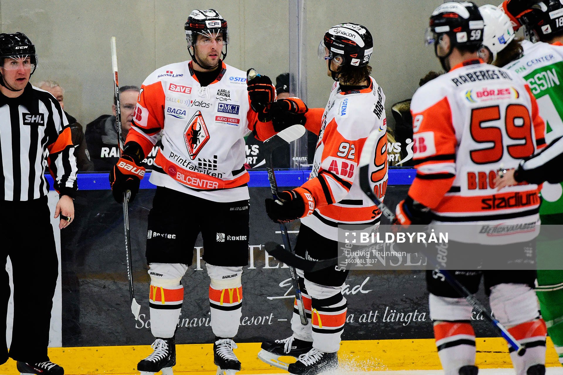 Karlskronas Riley Holzapfel (tv) gör 3-2 och jublar med