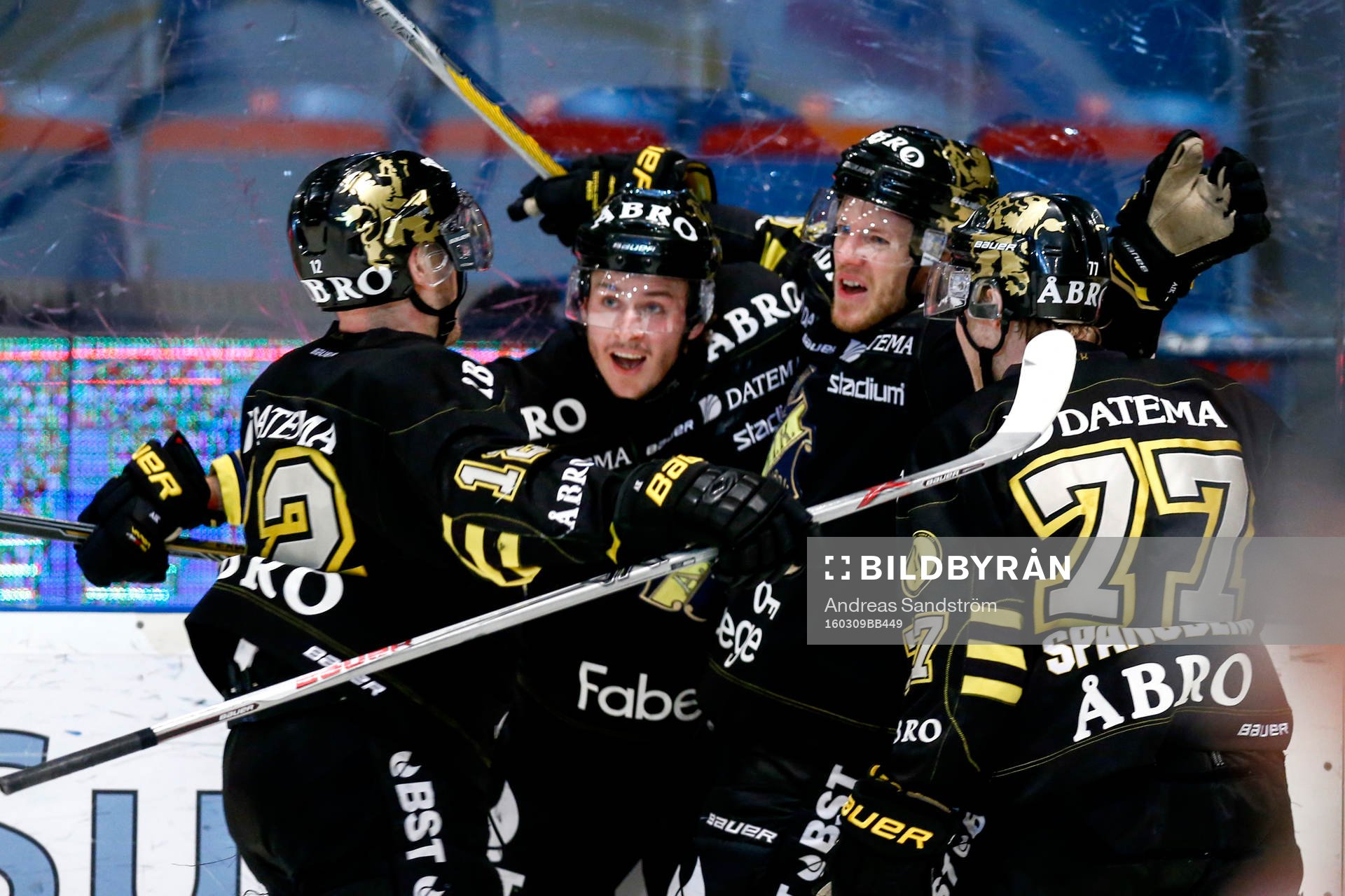 s Jonas Almtorp jublar