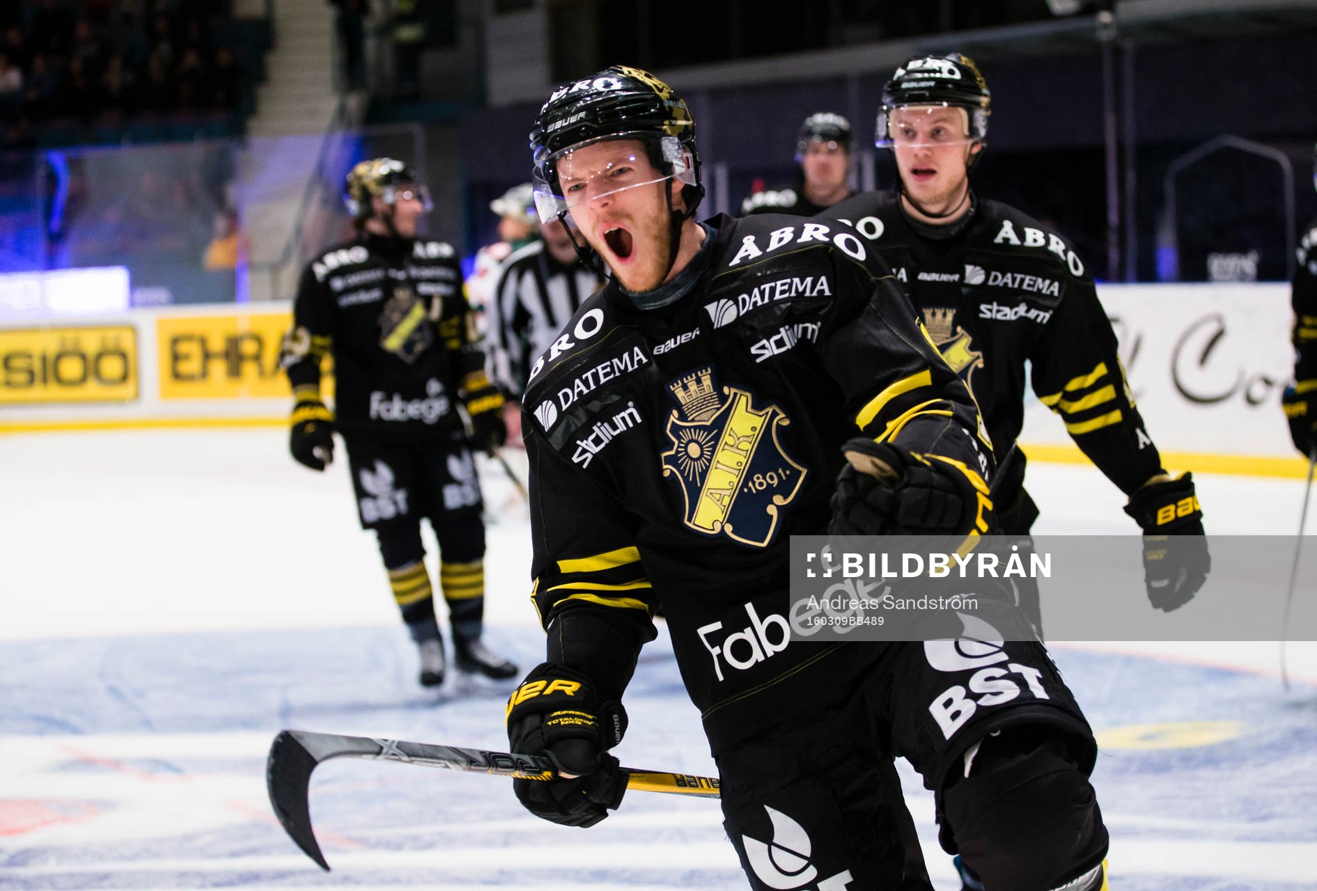 s Jonas Almtorp firar 1-0 målet